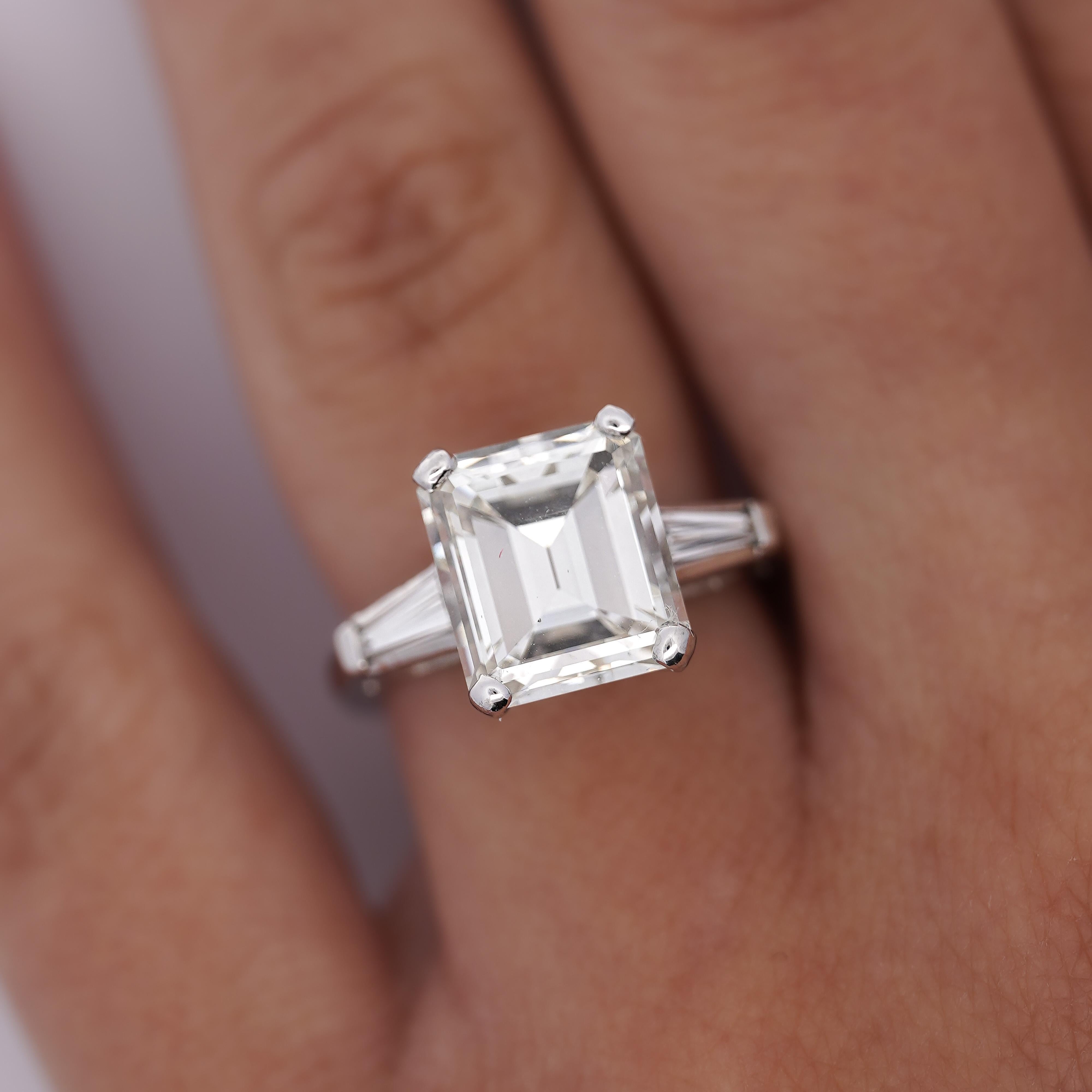 Taglio Asscher Anello di fidanzamento a 3 pietre in platino con diamante Asscher e Baguette affusolata da 4,78 carati in vendita