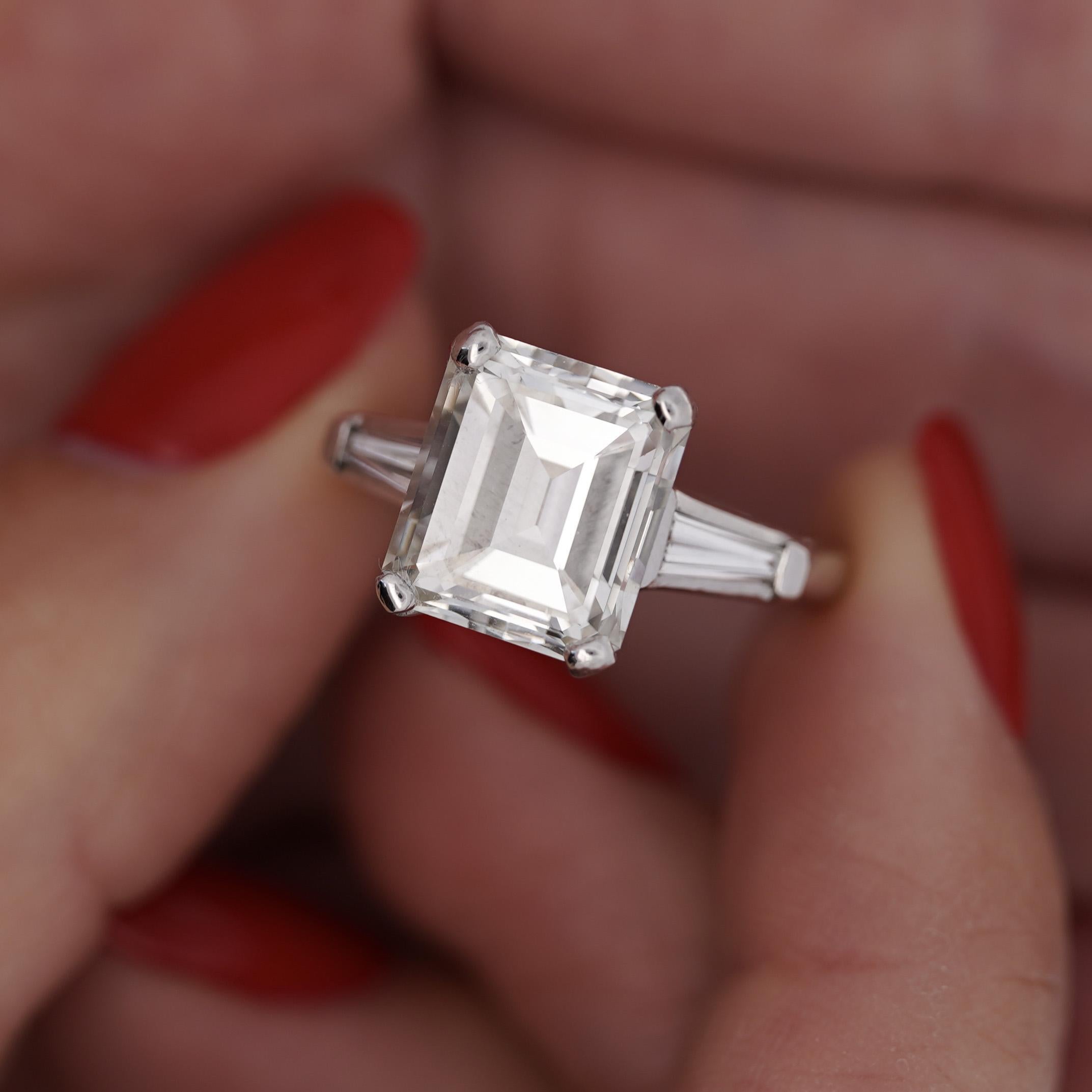 Anello di fidanzamento a 3 pietre in platino con diamante Asscher e Baguette affusolata da 4,78 carati In condizioni Nuovo in vendita a Miami, FL