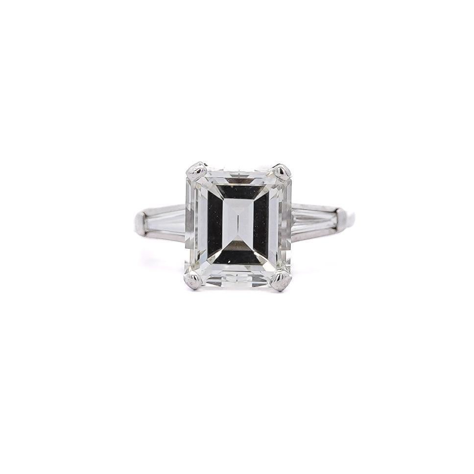 Donna Anello di fidanzamento a 3 pietre in platino con diamante Asscher e Baguette affusolata da 4,78 carati in vendita