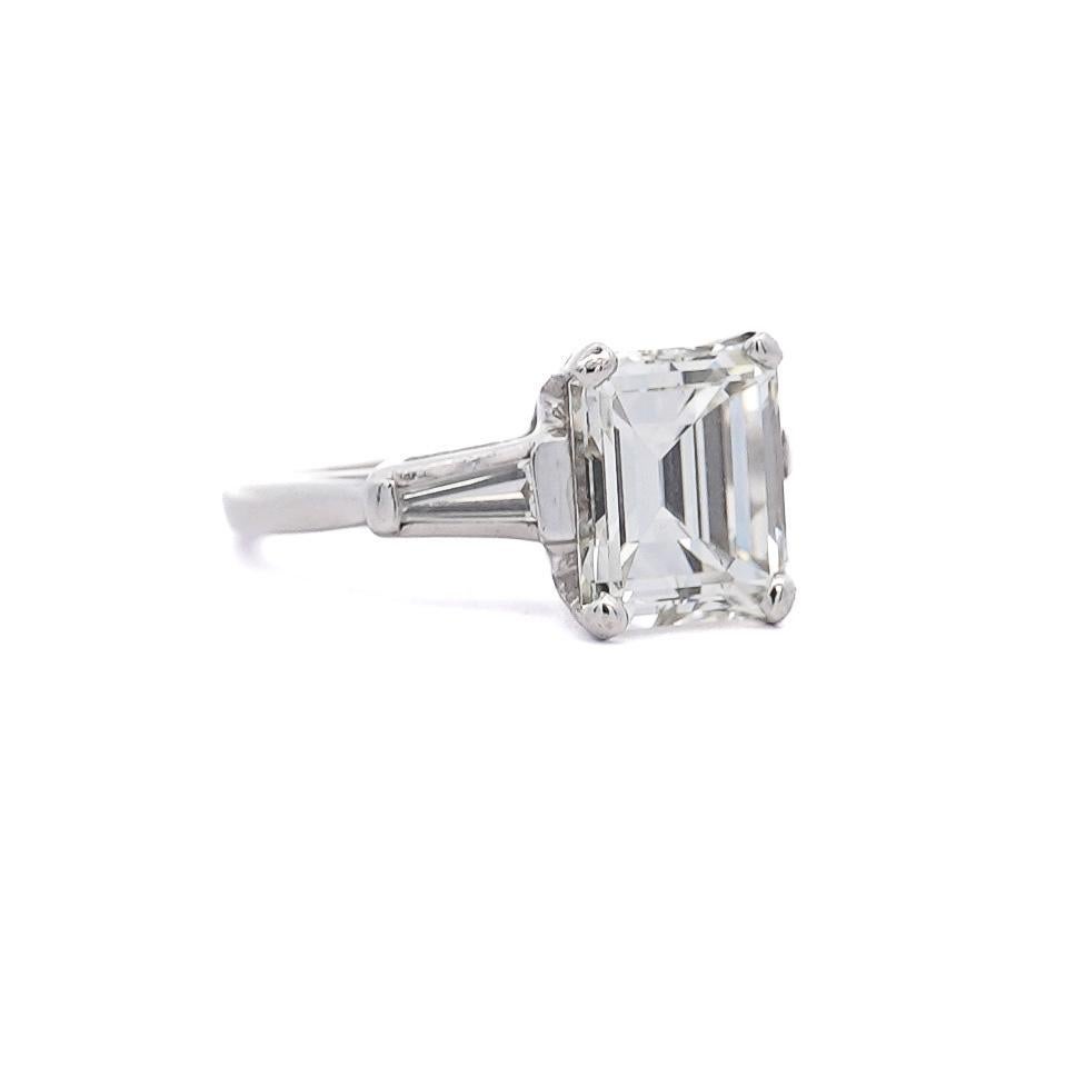 Anello di fidanzamento a 3 pietre in platino con diamante Asscher e Baguette affusolata da 4,78 carati in vendita 1