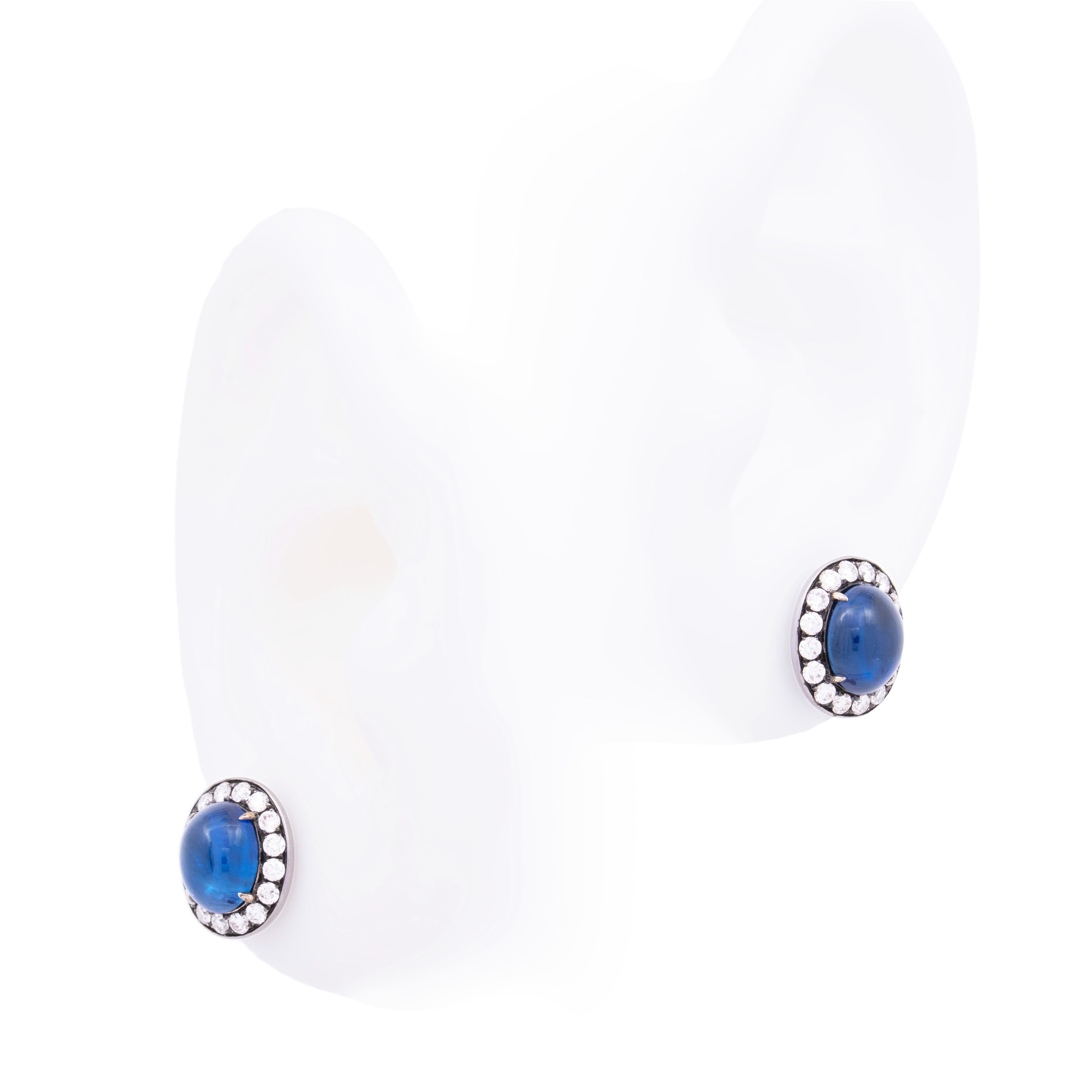 Moderno Orecchini con zaffiro blu cabochon e diamanti da 4,78 carati, oro bianco 18 carati, Austy Lee in vendita