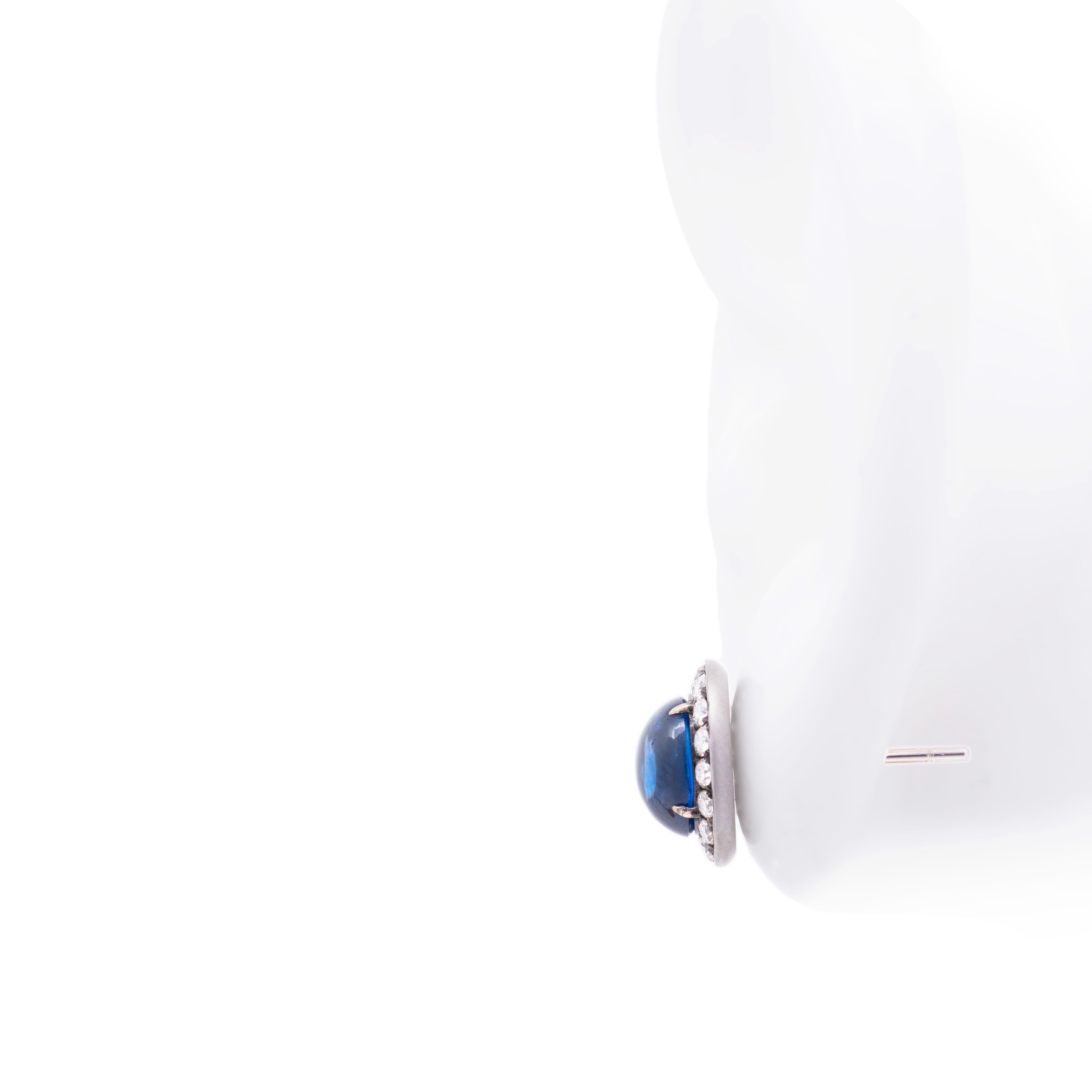 Orecchini con zaffiro blu cabochon e diamanti da 4,78 carati, oro bianco 18 carati, Austy Lee In condizioni Nuovo in vendita a Hong Kong, HK