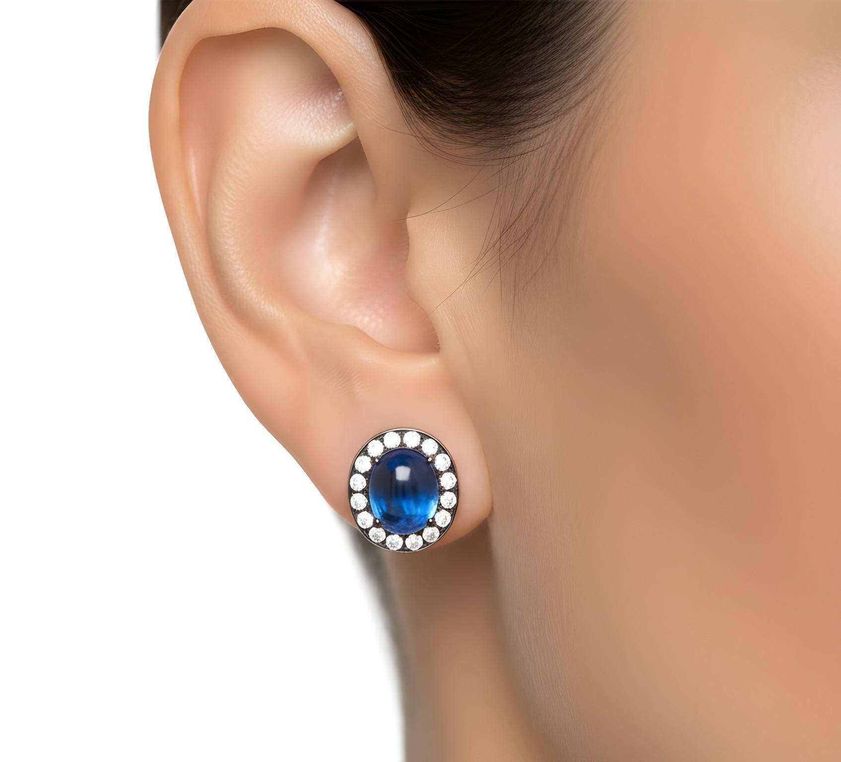 Orecchini con zaffiro blu cabochon e diamanti da 4,78 carati, oro bianco 18 carati, Austy Lee in vendita 1