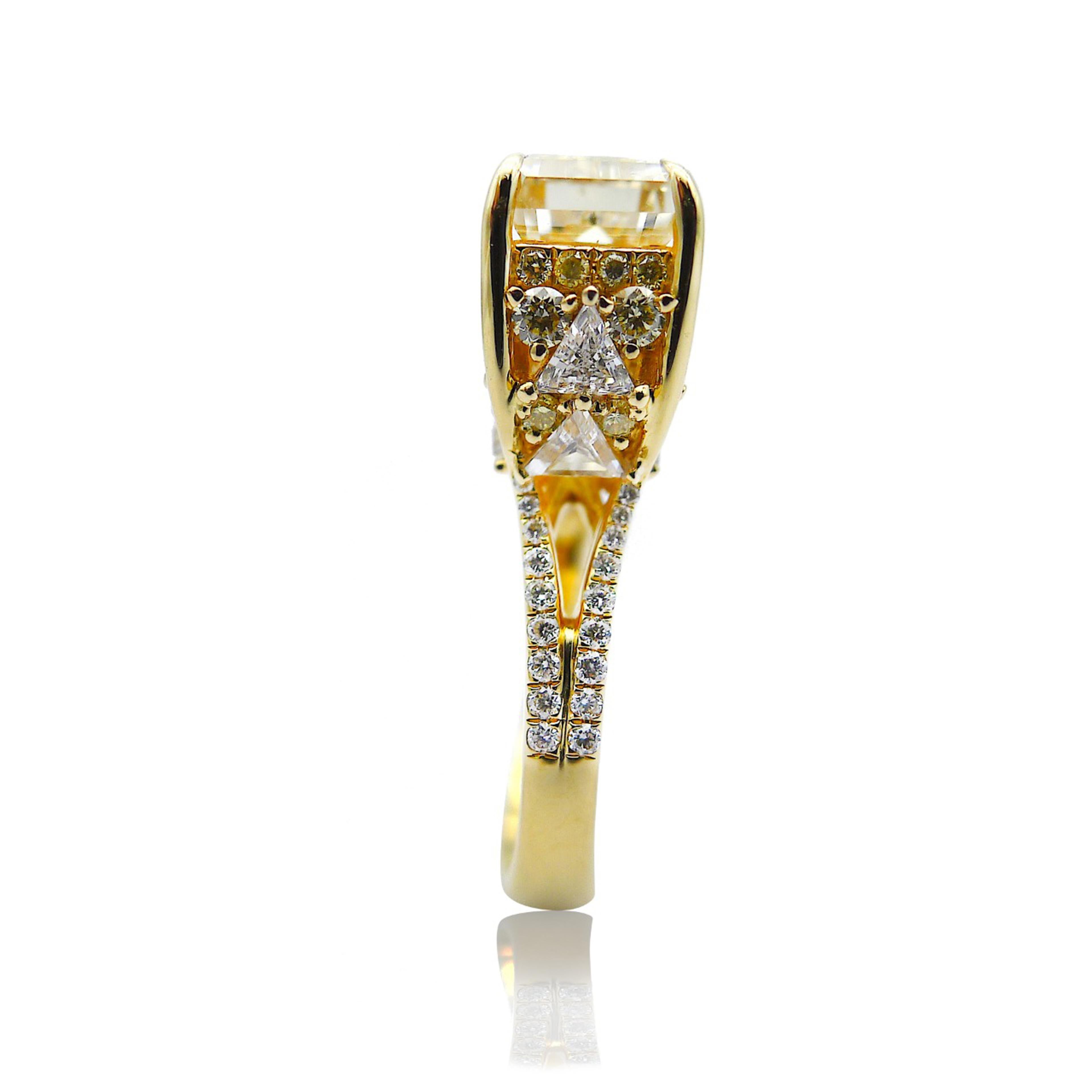 Contemporary 4.79 Carat Long Stepcut and Triangle Cocktail Diamond Ring in 18 Karat Gold For Sale