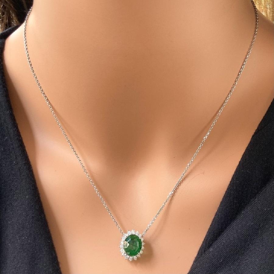 Taglio ovale Ciondolo con tsavorite verde ovale e diamanti da 4,79 carati in oro bianco 14k in vendita
