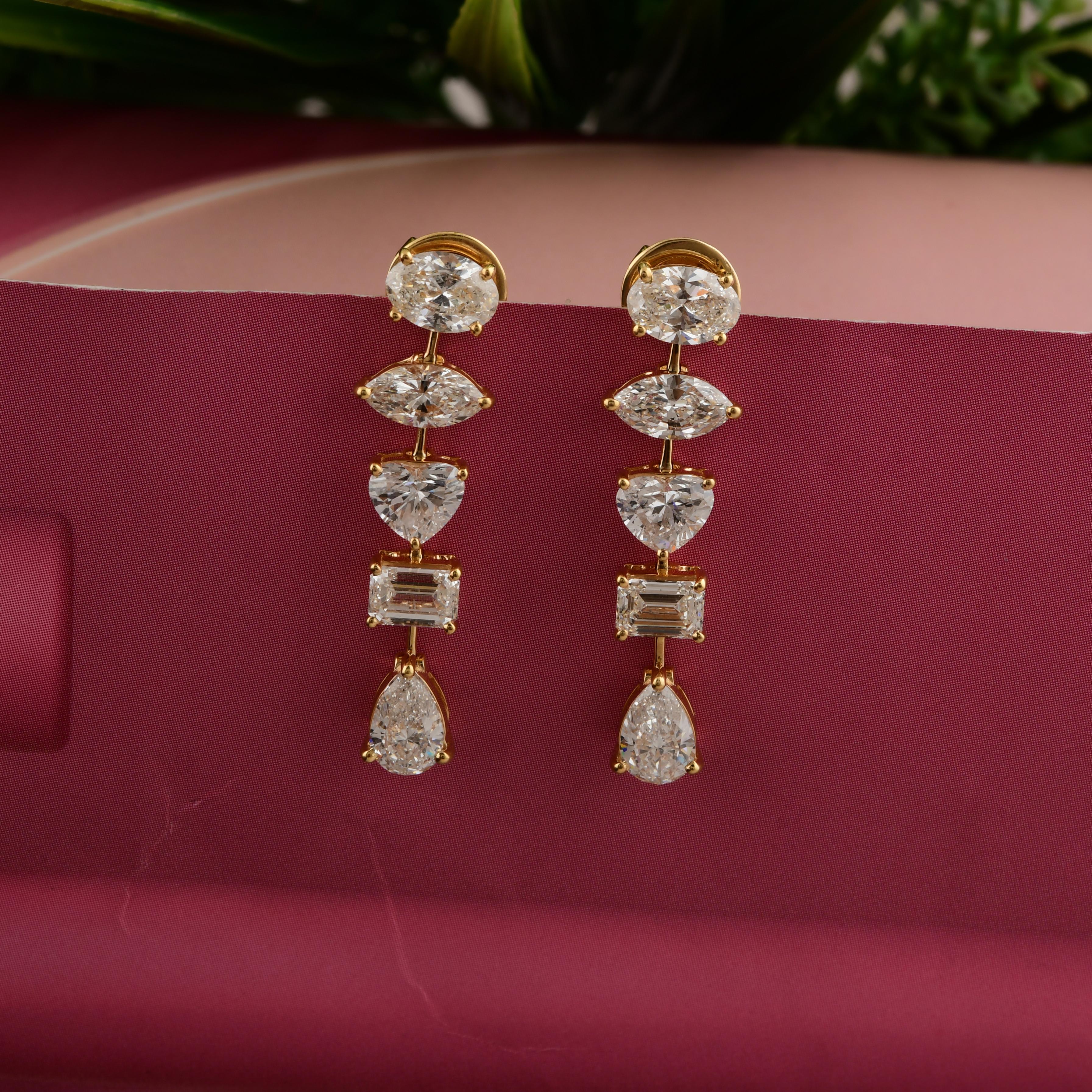 Taille ovale Boucles d'oreilles en or jaune 18 carats avec diamants multiformes de 4,79 carats de pureté SI en vente