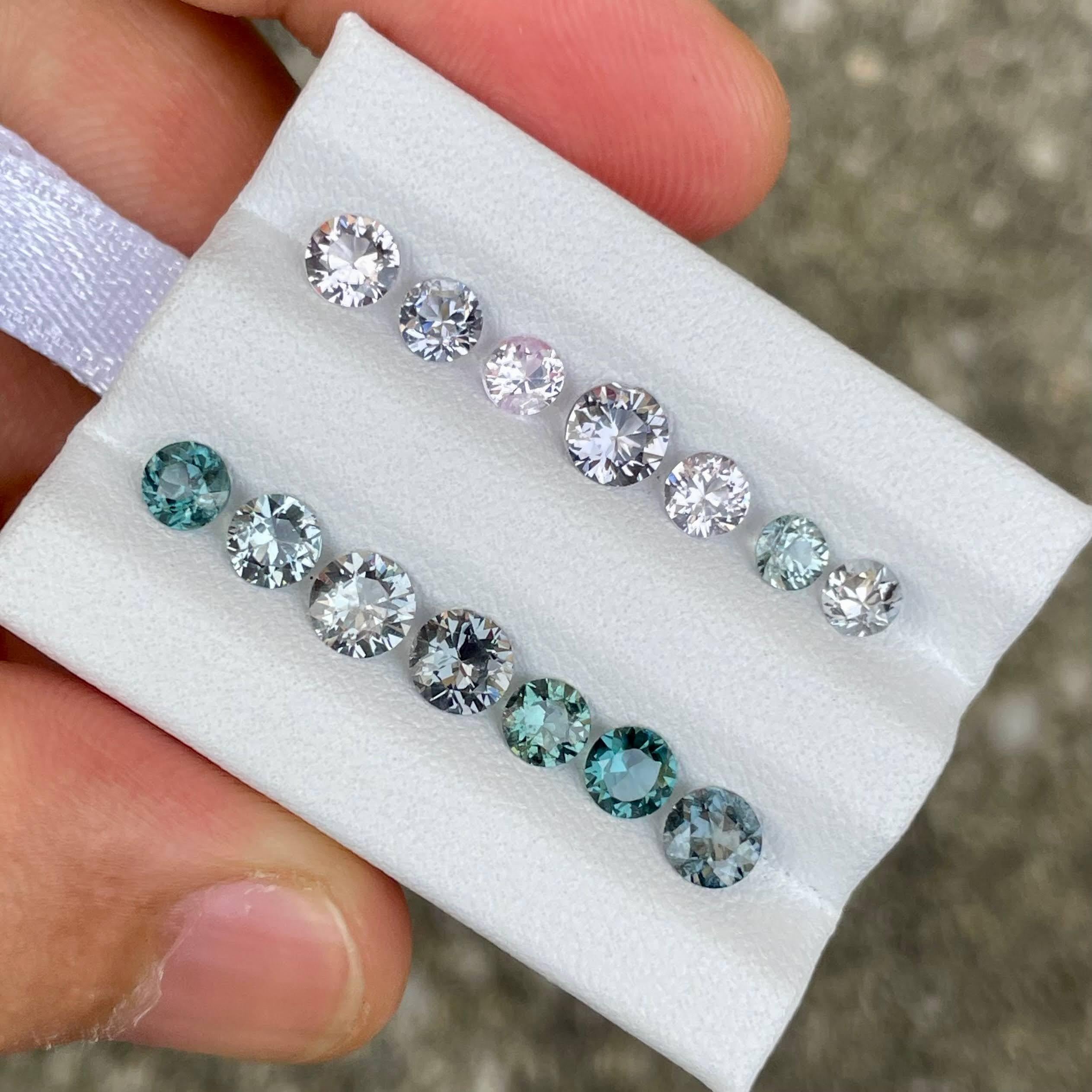 Taille ronde Lot de 14 pièces de spinelles multicolores taille ronde de Birmanie 4,79 carats en vente