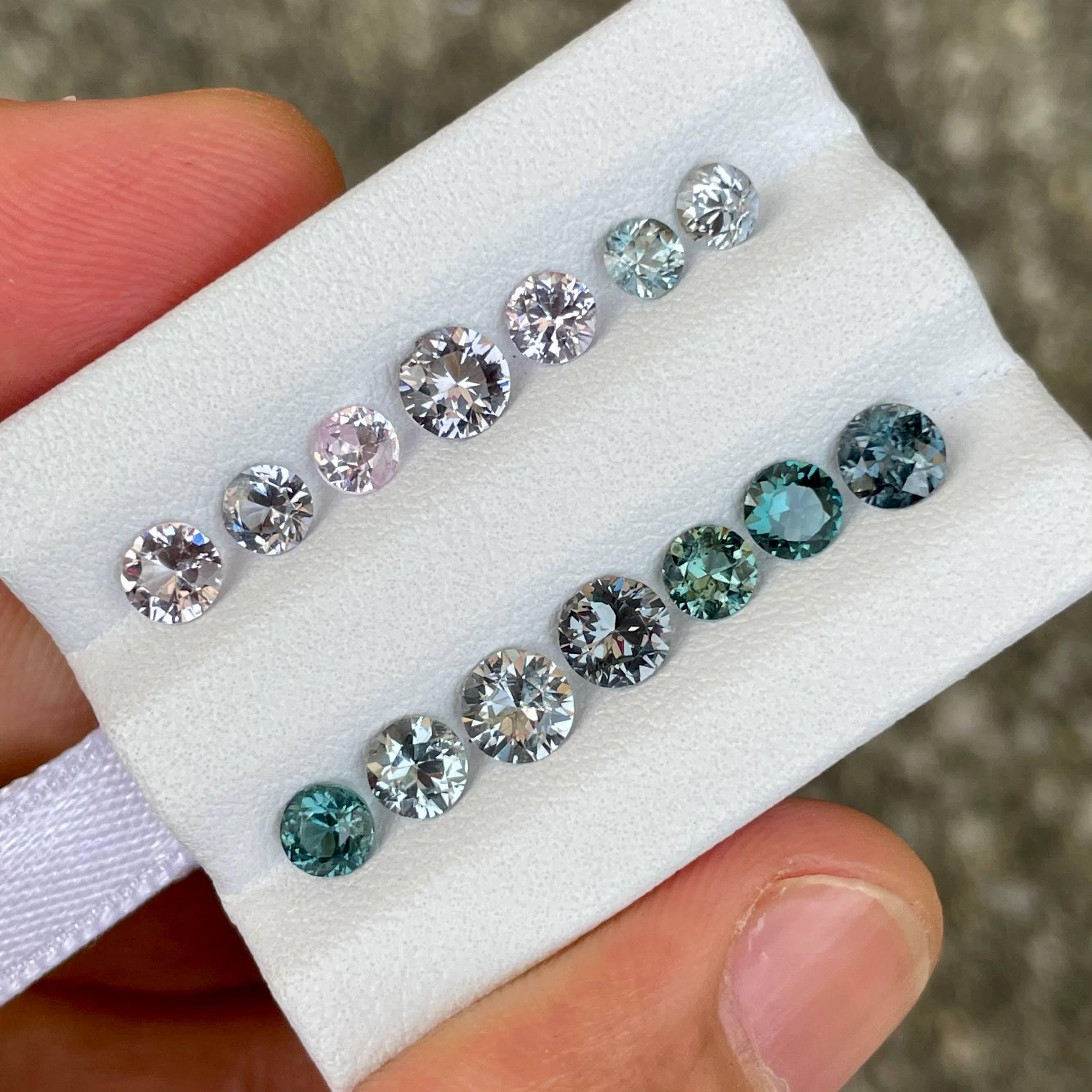 Lot de 14 pièces de spinelles multicolores taille ronde de Birmanie 4,79 carats Unisexe en vente