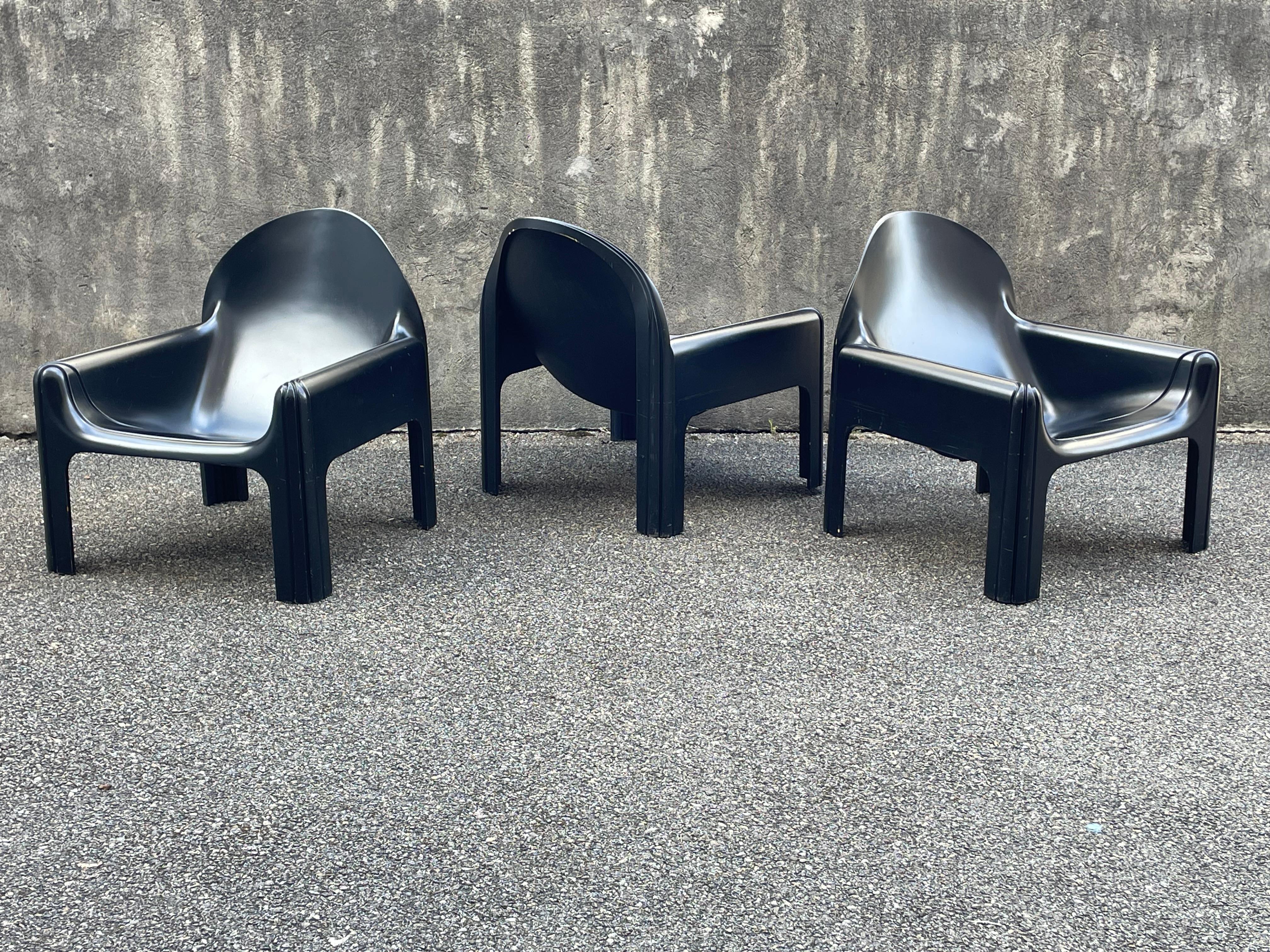 Fauteuil modèle 4794 de Gae Aulenti pour Kartell et datant des années 1970. Structure en polyuréthane laqué noir. Traces d'utilisation, notamment sur les sièges. L'état est similaire pour les 3 fauteuils. Le cachet est présent sous chaque siège. Ces