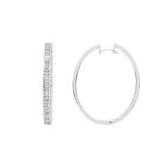 Orecchini a cerchio con linea eternity di diamanti baguette incastonati a canale, 4,79 carati, in oro 18 carati