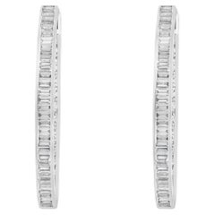 Orecchini a cerchio con linea eternity di diamanti baguette incastonati a canale, 4,79 carati, in oro 18 carati
