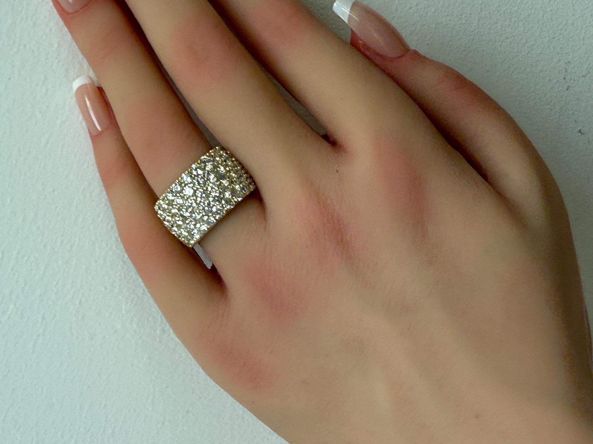 4,79ct.  Bandeau en or jaune 14K avec diamants pavés en vente 1