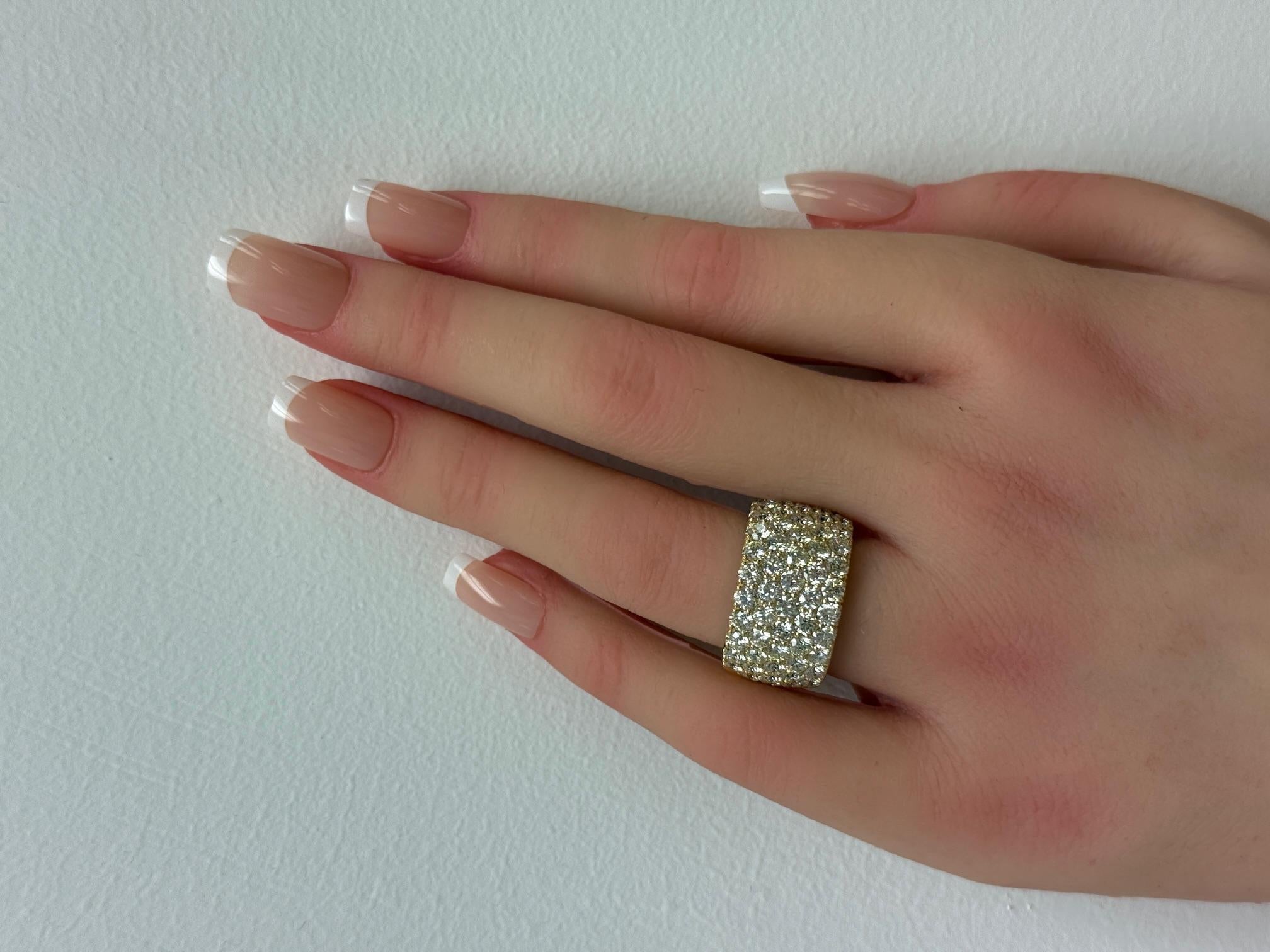 4,79ct.  Bandeau en or jaune 14K avec diamants pavés en vente 4