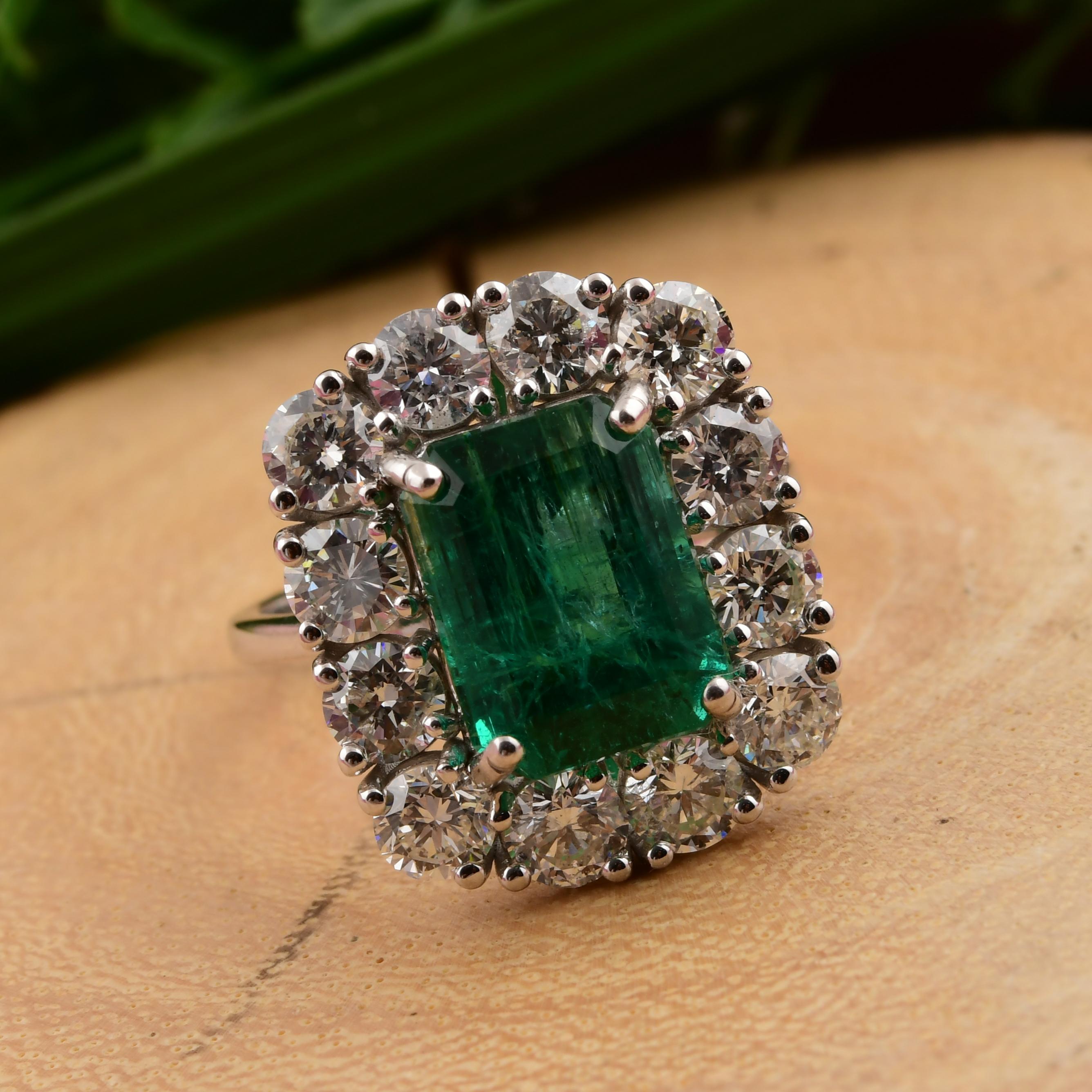 in vendita:  Smeraldo dello Zambia da 4,79 carati e anello di fidanzamento aureolato con diamanti da 2,68 carati in oro bianco 18 carati 2