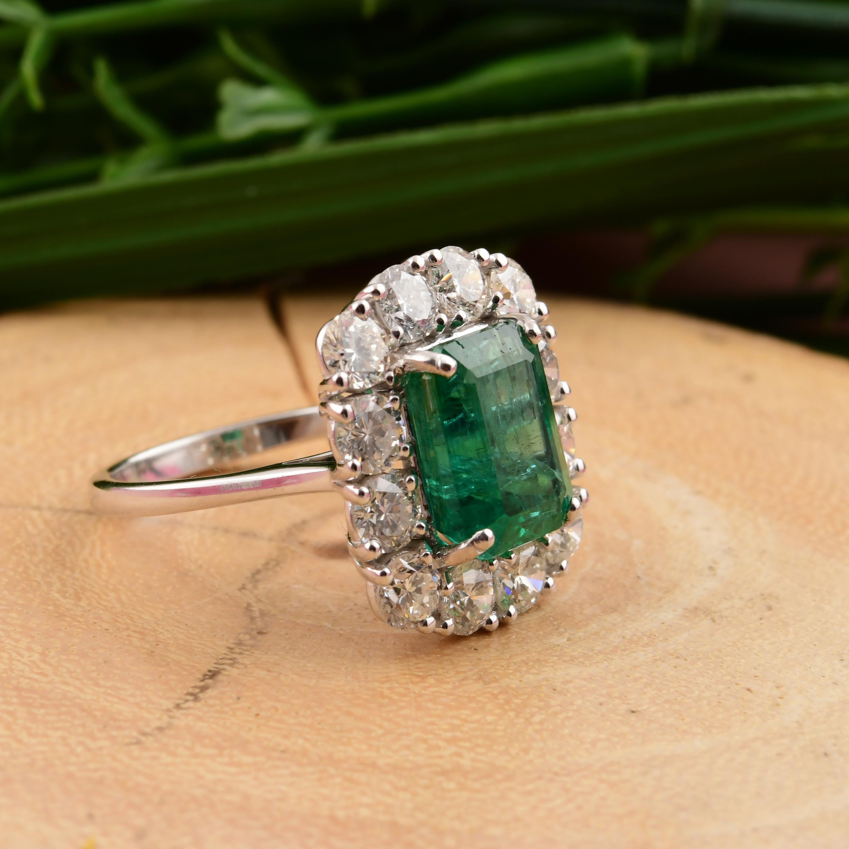 in vendita:  Smeraldo dello Zambia da 4,79 carati e anello di fidanzamento aureolato con diamanti da 2,68 carati in oro bianco 18 carati 5