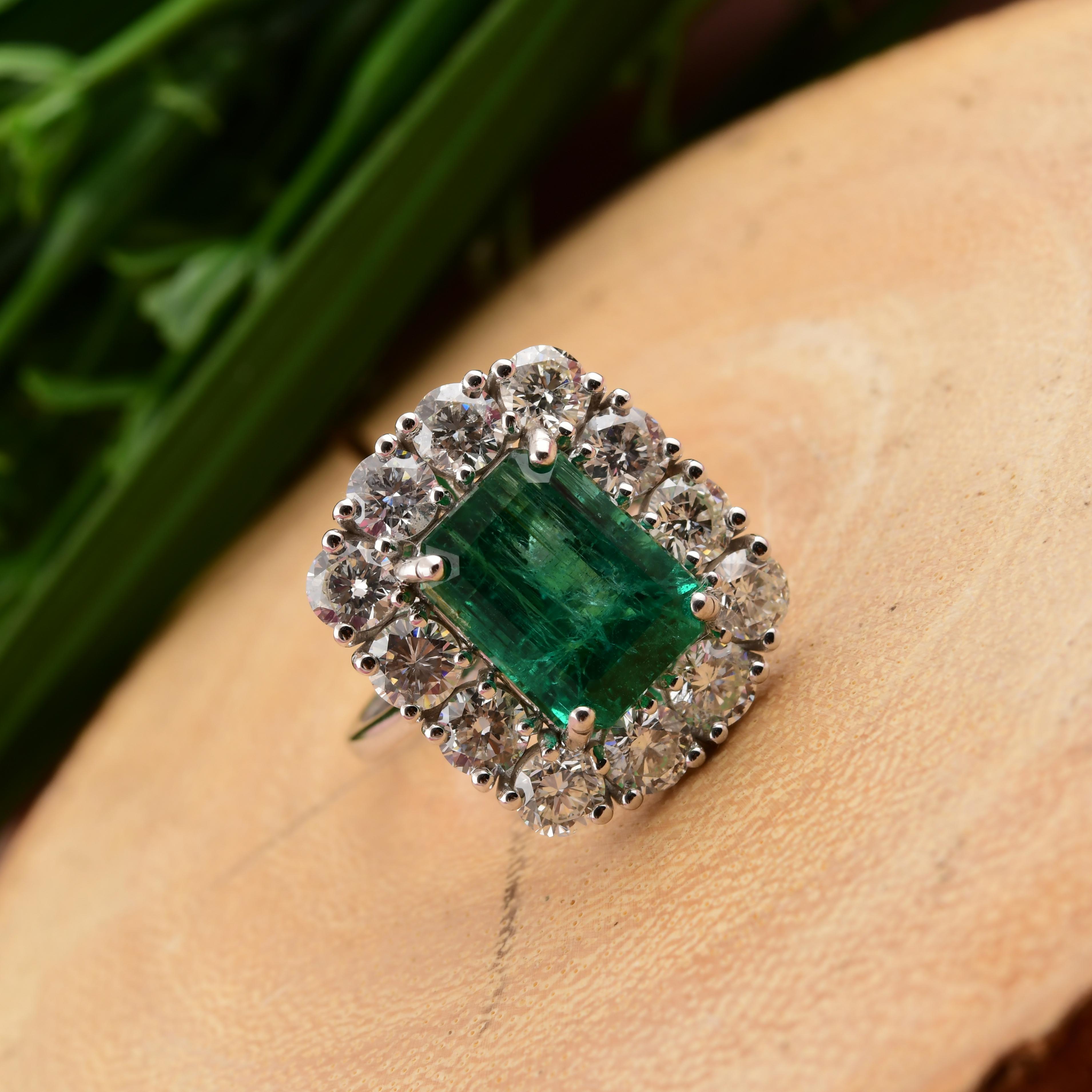 in vendita:  Smeraldo dello Zambia da 4,79 carati e anello di fidanzamento aureolato con diamanti da 2,68 carati in oro bianco 18 carati 6
