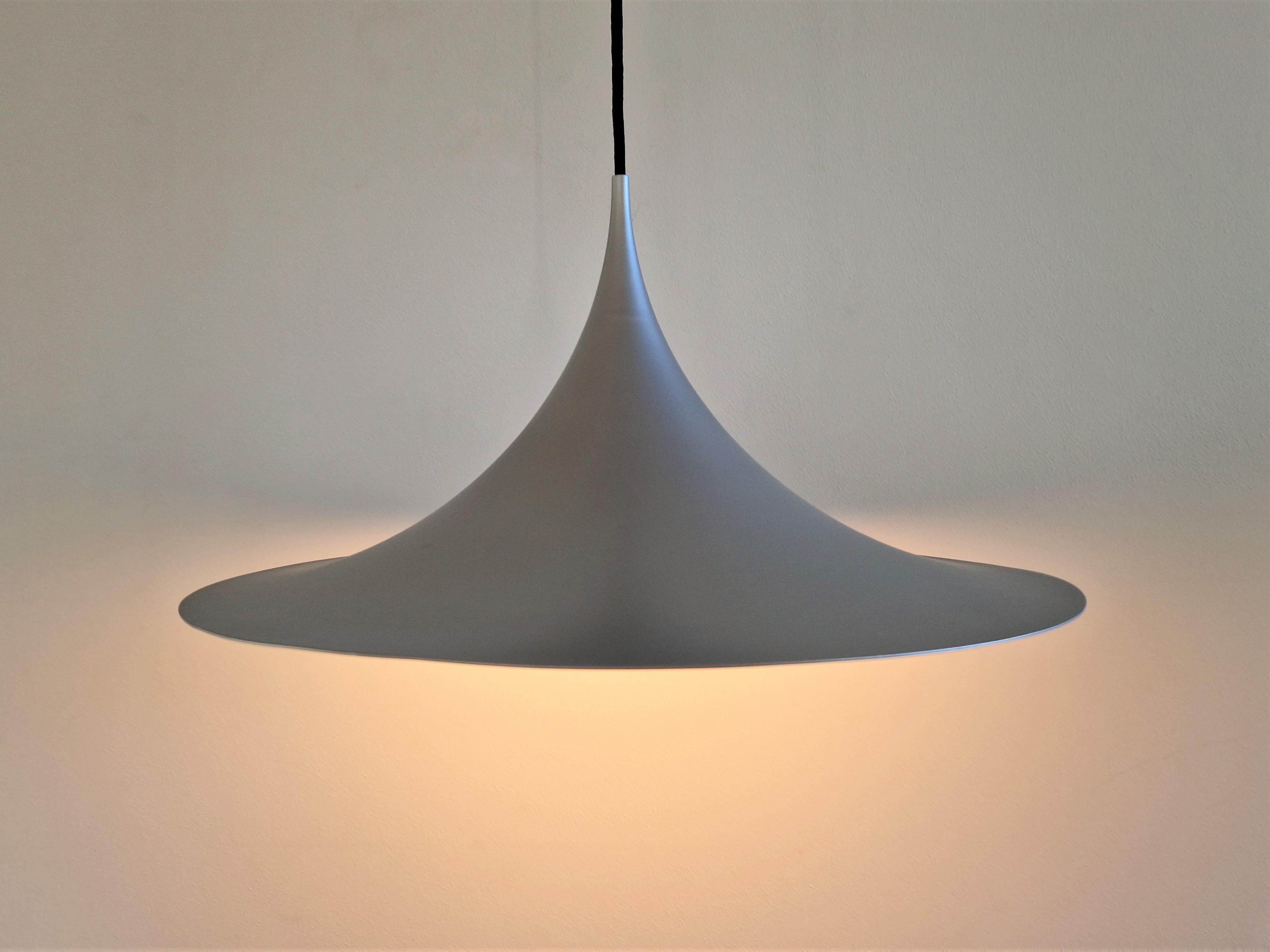 Milieu du XXe siècle Lampe à suspension semi-transparente de 47 cm de couleur argent mat de Bonderup & Torsten Thorup pour F&M en vente