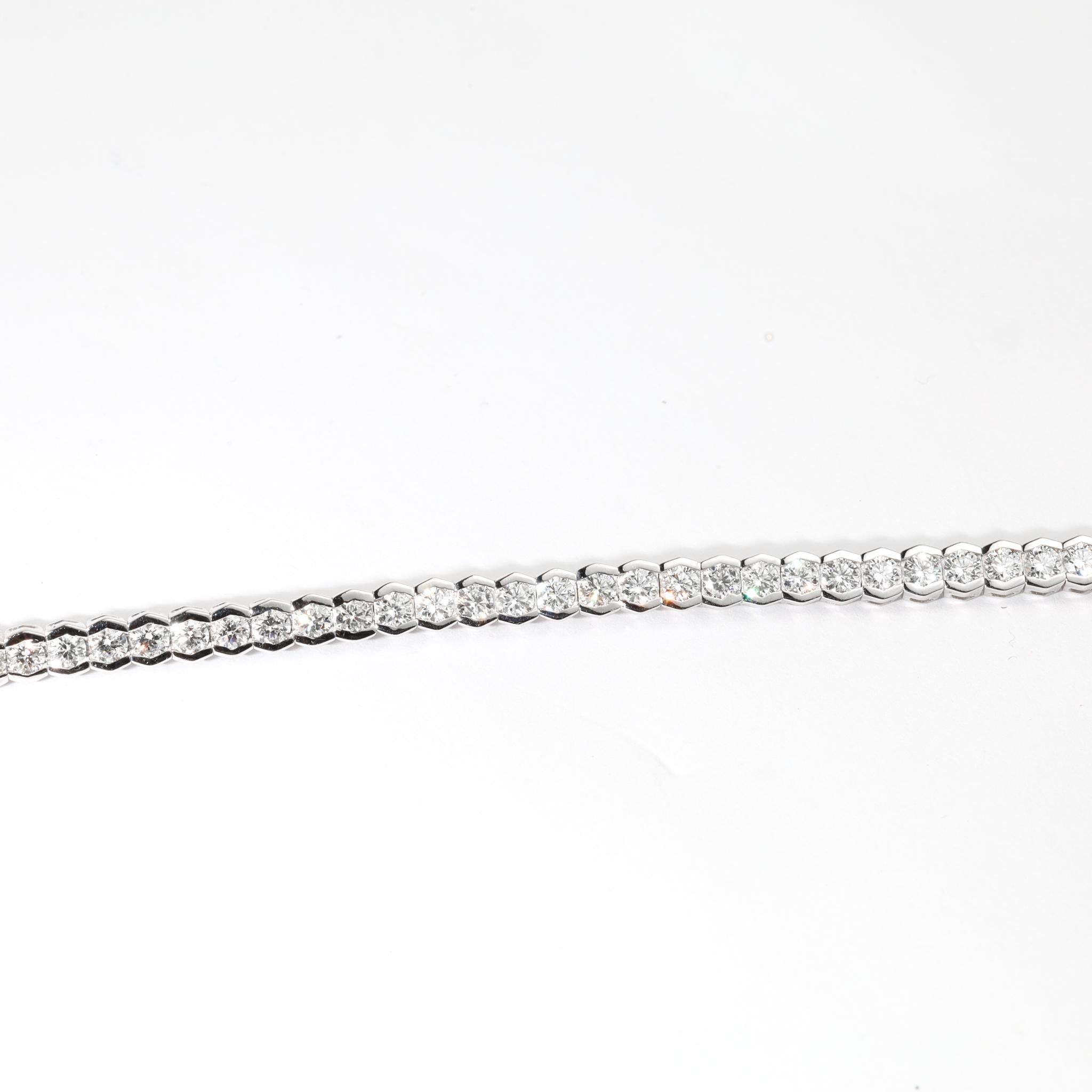 Squisito scintillio. Raffinata raffinatezza. Eleganza iconica.

Avvolgi il tuo polso nella brillantezza di un lusso senza tempo con questo bracciale tennis con diamanti naturali a taglio rotondo da 4,7 carati, meticolosamente realizzato in oro