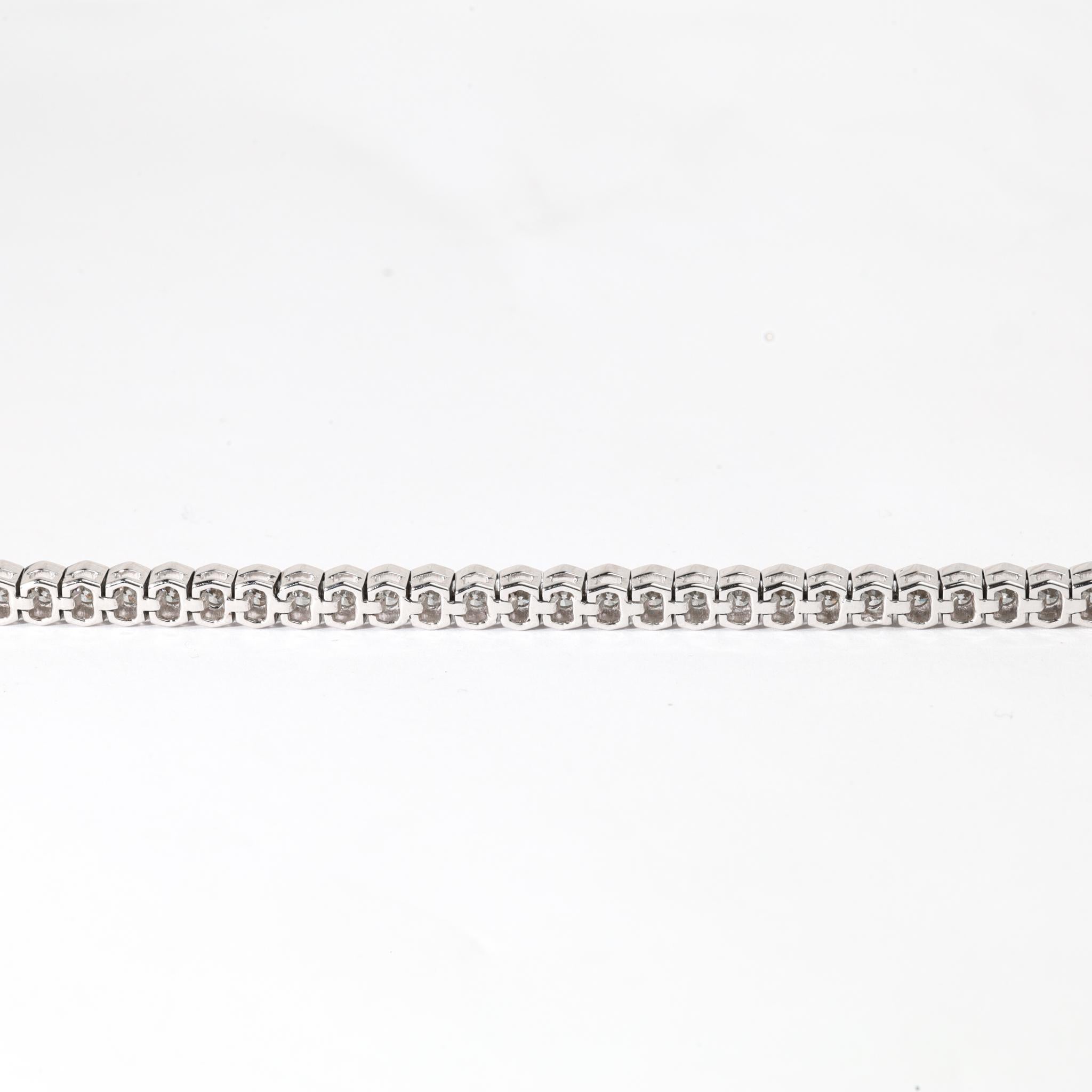 Taglio rotondo Bracciale Tennis con diamanti naturali a taglio rotondo da 4,7 carati in oro bianco 18 carati - E. F. A. in vendita