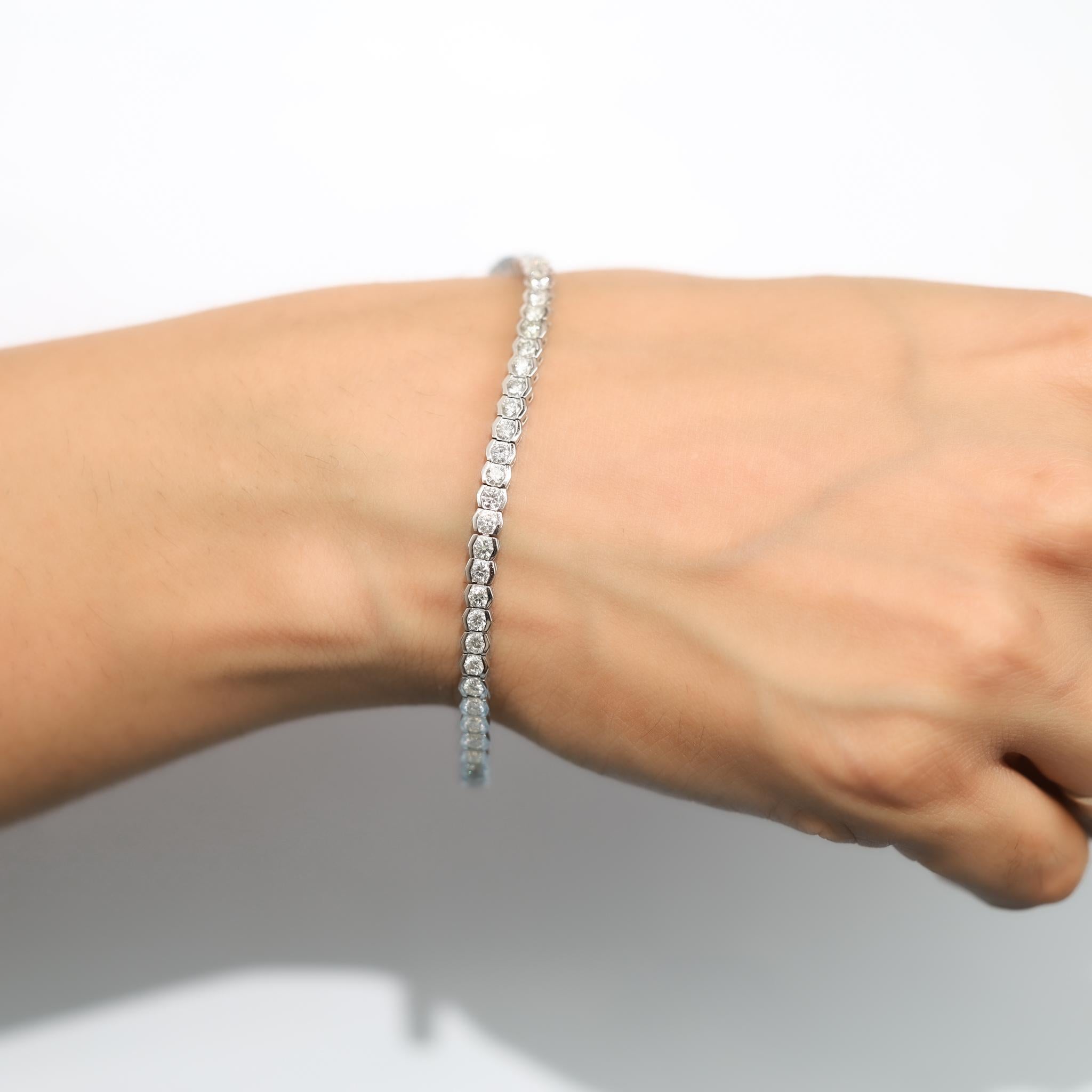 Bracciale Tennis con diamanti naturali a taglio rotondo da 4,7 carati in oro bianco 18 carati - E. F. A. In condizioni Nuovo in vendita a Jaipur, RJ