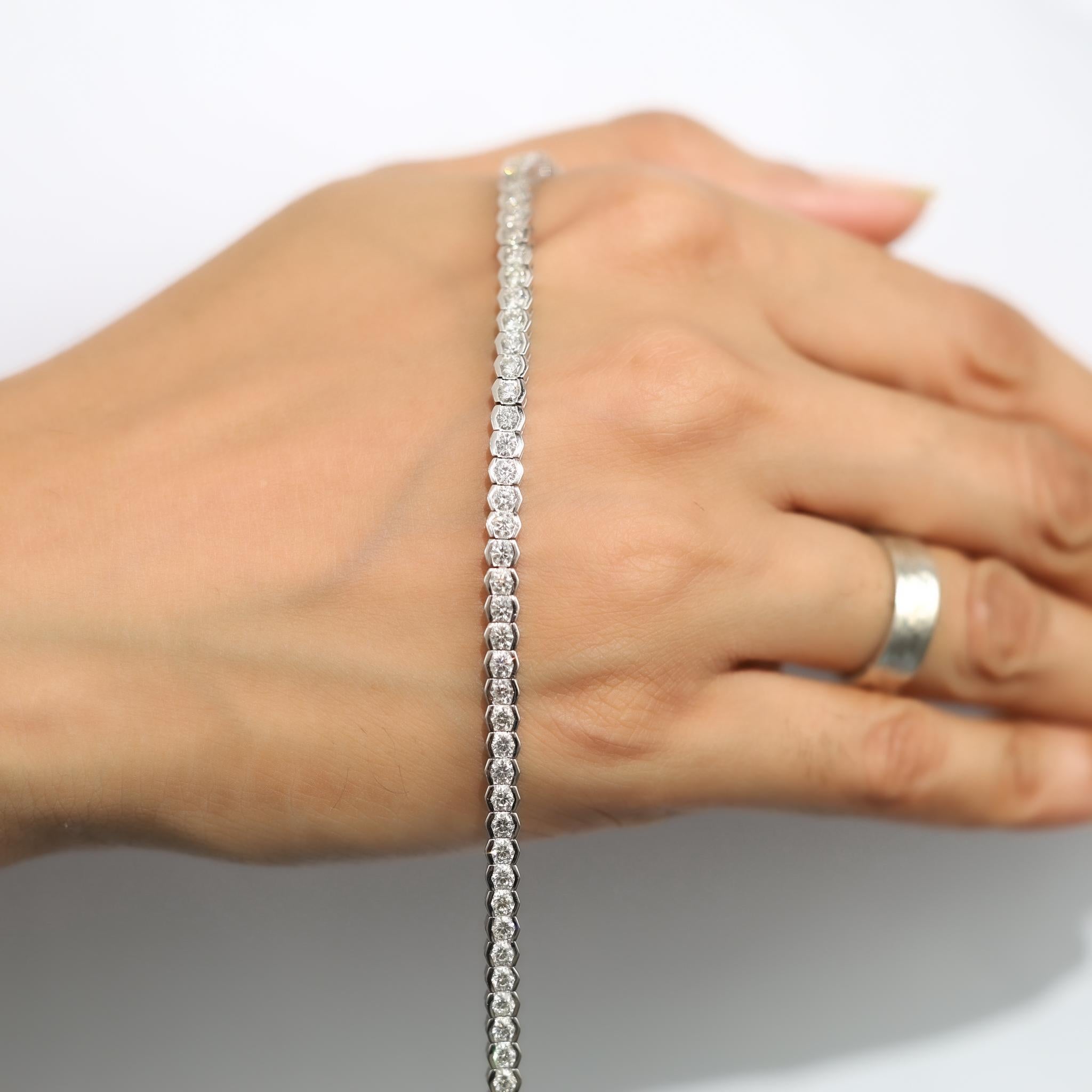 Bracciale Tennis con diamanti naturali a taglio rotondo da 4,7 carati in oro bianco 18 carati - E. F. A. in vendita 1