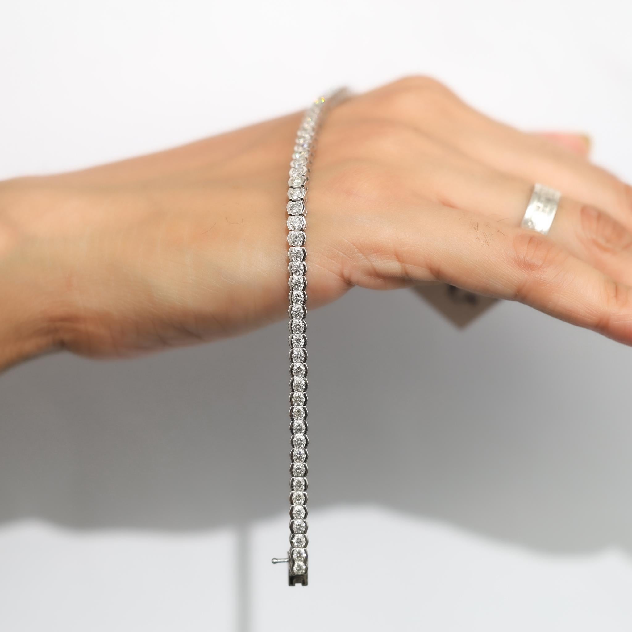 Bracciale Tennis con diamanti naturali a taglio rotondo da 4,7 carati in oro bianco 18 carati - E. F. A. in vendita 2