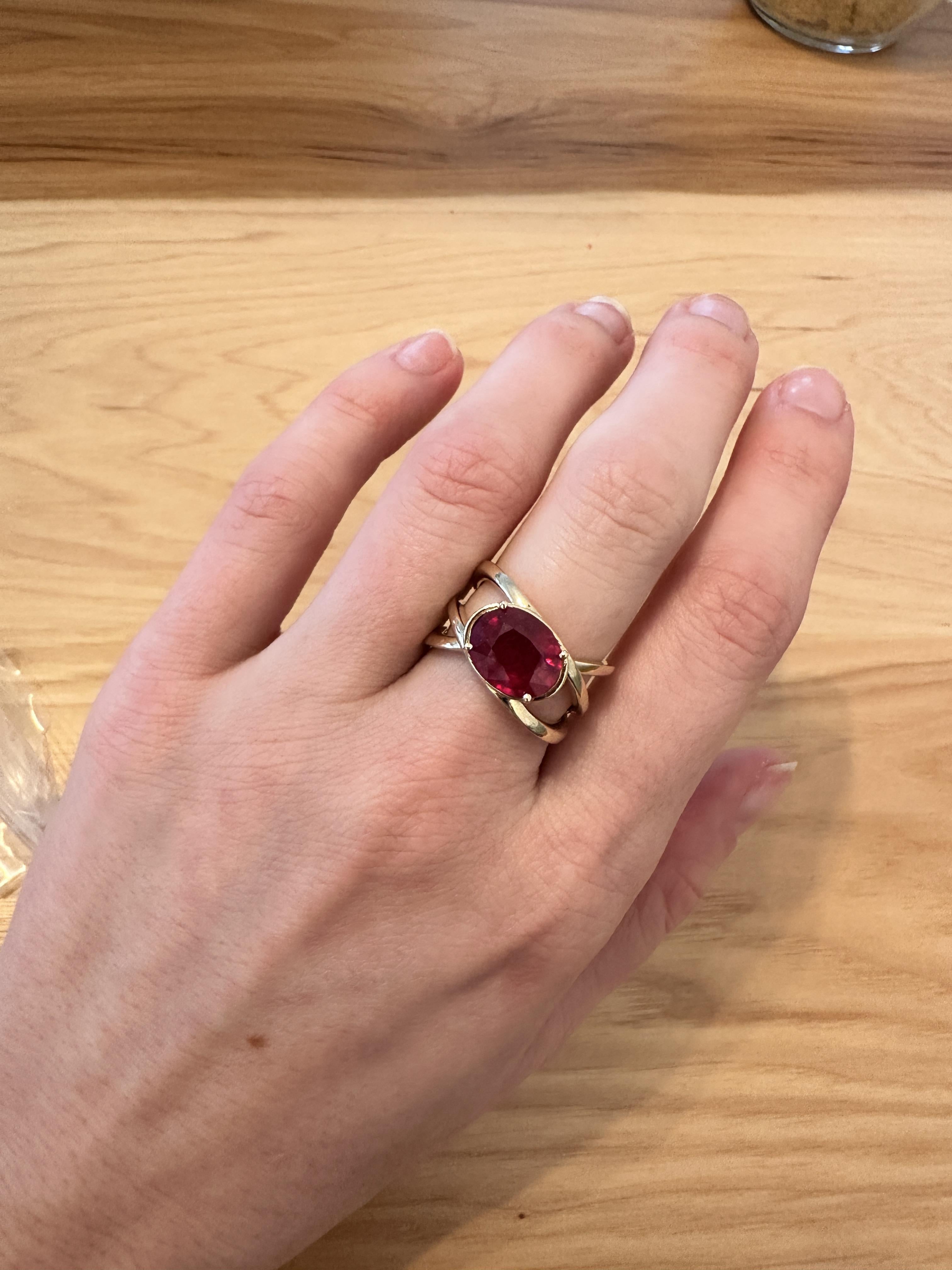 Dieser wunderschöne Ring ist mit einem 4,7-karätigen Rubin-Solitär und einem gekreuzten, geteilten Schaft aus massivem 14-karätigem Gold besetzt. Dieser Solitärring ist ein wunderschönes Geschenk für Ihre Liebsten im Juli!

**Wir bieten eine