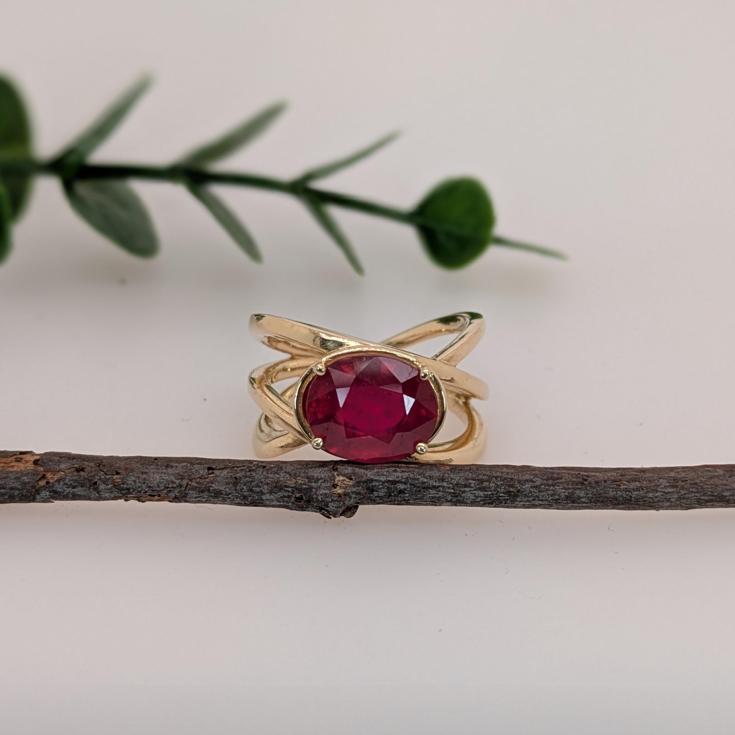 4,7 Karat Solitär Rubin Ring aus massivem 14k Gelbgold  OV 11,5x8mm  Bypass-Ring (Art déco) im Angebot