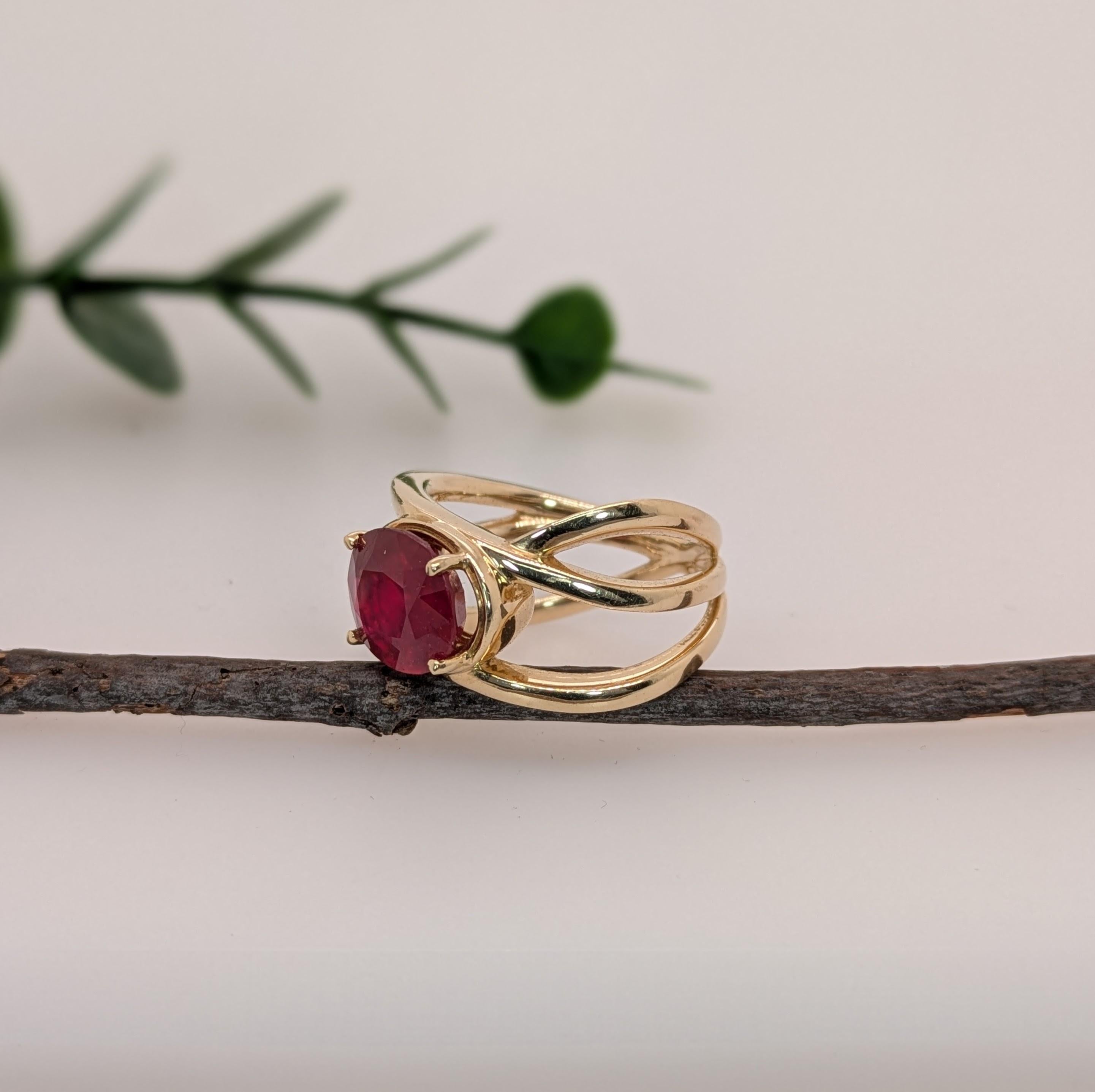 4,7 Karat Solitär Rubin Ring aus massivem 14k Gelbgold  OV 11,5x8mm  Bypass-Ring (Ovalschliff) im Angebot