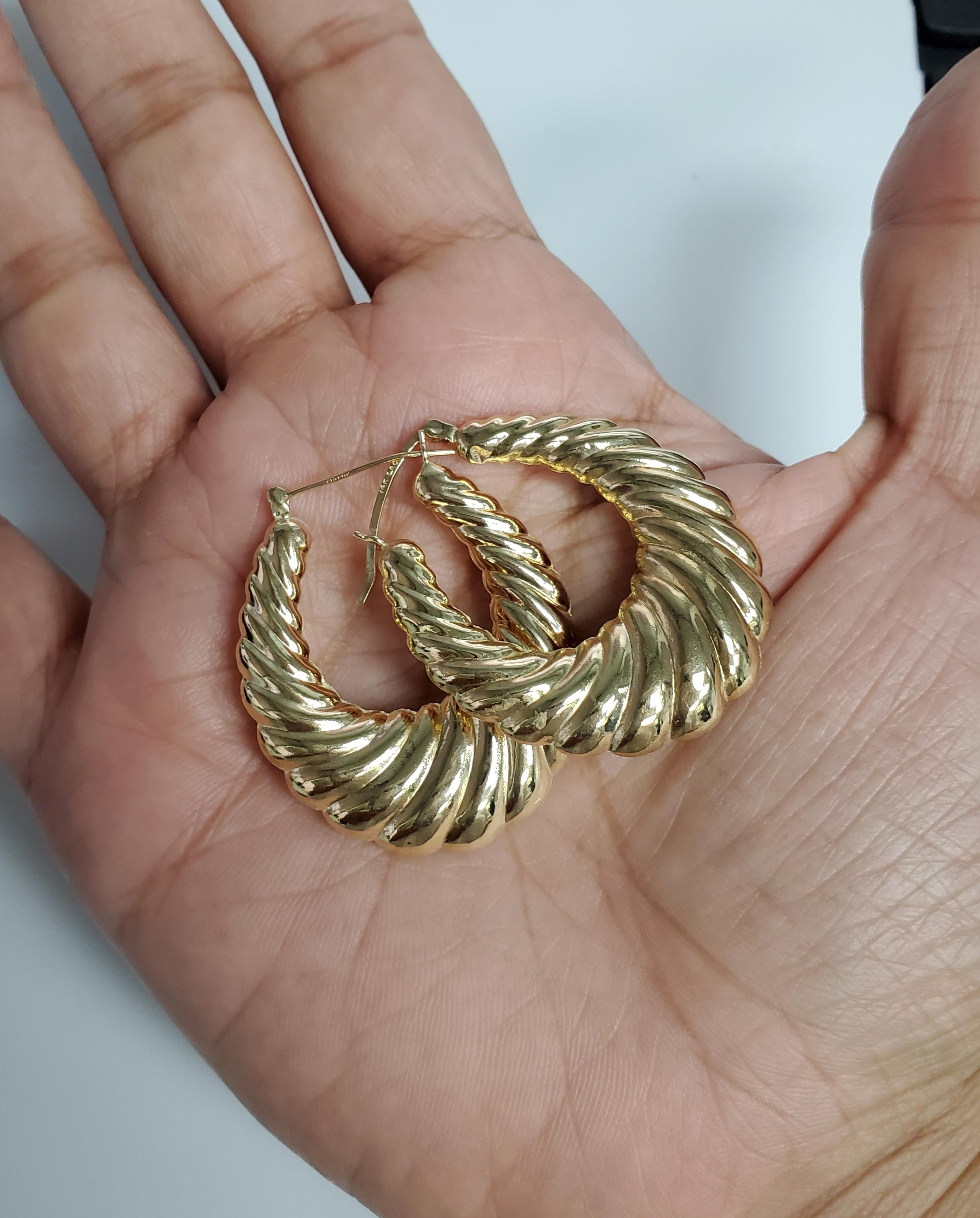 ♥ Product Summary ♥

Metal: 14K Yellow Gold (Hollow)
Size: 47MM
Weight: 7 grams
Width: 6mm
Closure: Snap closure

**Earrings are NOT gold plated or gold filled