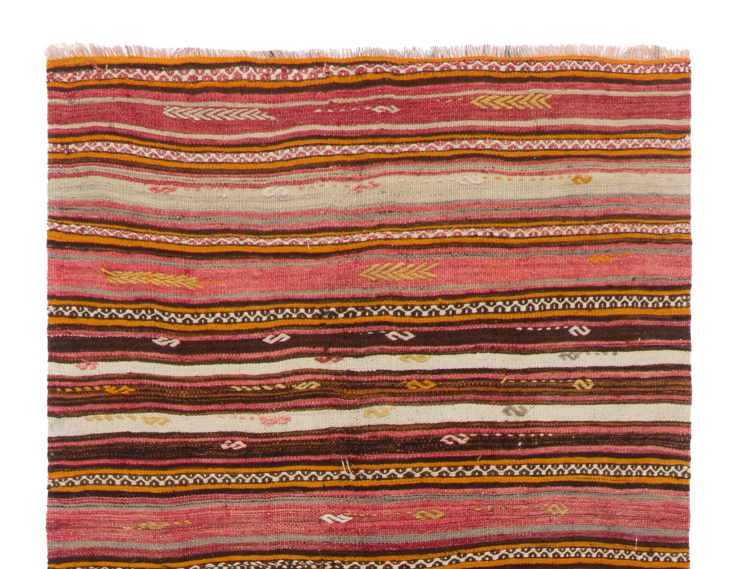 Tejido plano (Kilim) vintage hecho a mano con diseño a rayas, 100% lana. Medidas: 4,7 x 11 Pies
Podemos modificar las dimensiones si lo solicita, es decir, hacerlo más corto y/o más estrecho.
Reversible; se pueden utilizar ambas caras.
Ideal para