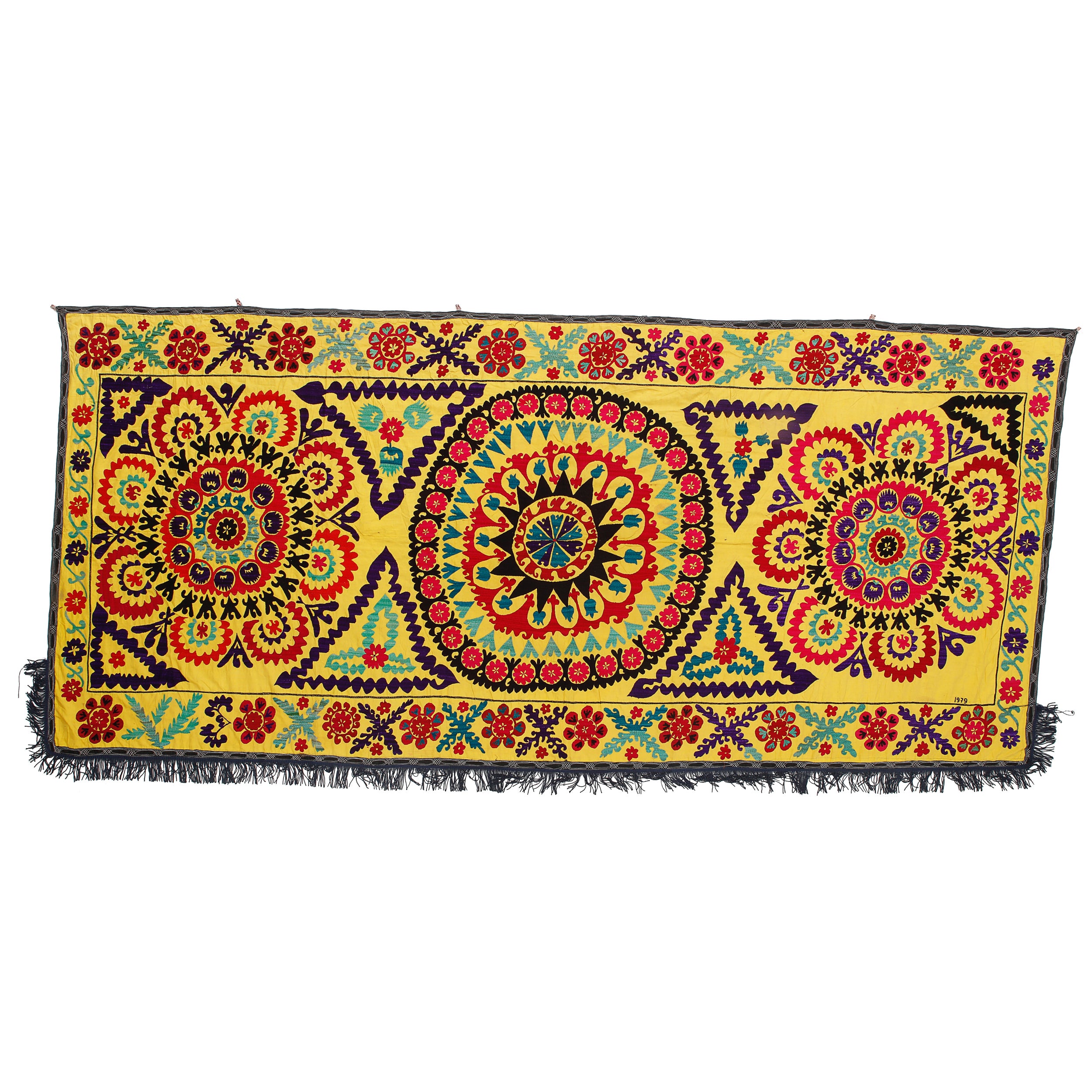 Un Suzani, comme on l'appelle en Asie centrale, est un type de travail à l'aiguille que l'on retrouve dans les fascinantes broderies de soie fine de l'Ouzbékistan, qui sont des pièces textiles décoratives extrêmement populaires pour leurs couleurs