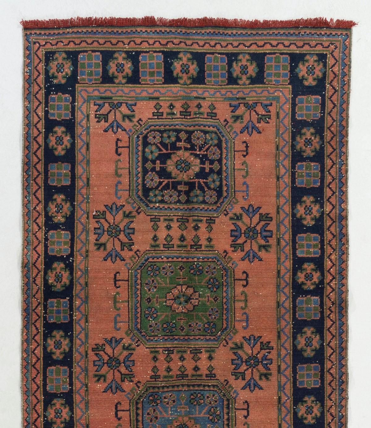 Ein wunderschöner türkischer Vintage-Läufer, handgeknüpft mit niedrigem Wollflor auf Baumwollbasis. Es zeigt geometrische Medaillons, die mit floralen Motiven verziert sind. Es ist in gutem Zustand, professionell gewaschen und robust. Maße: 4,7 x 11