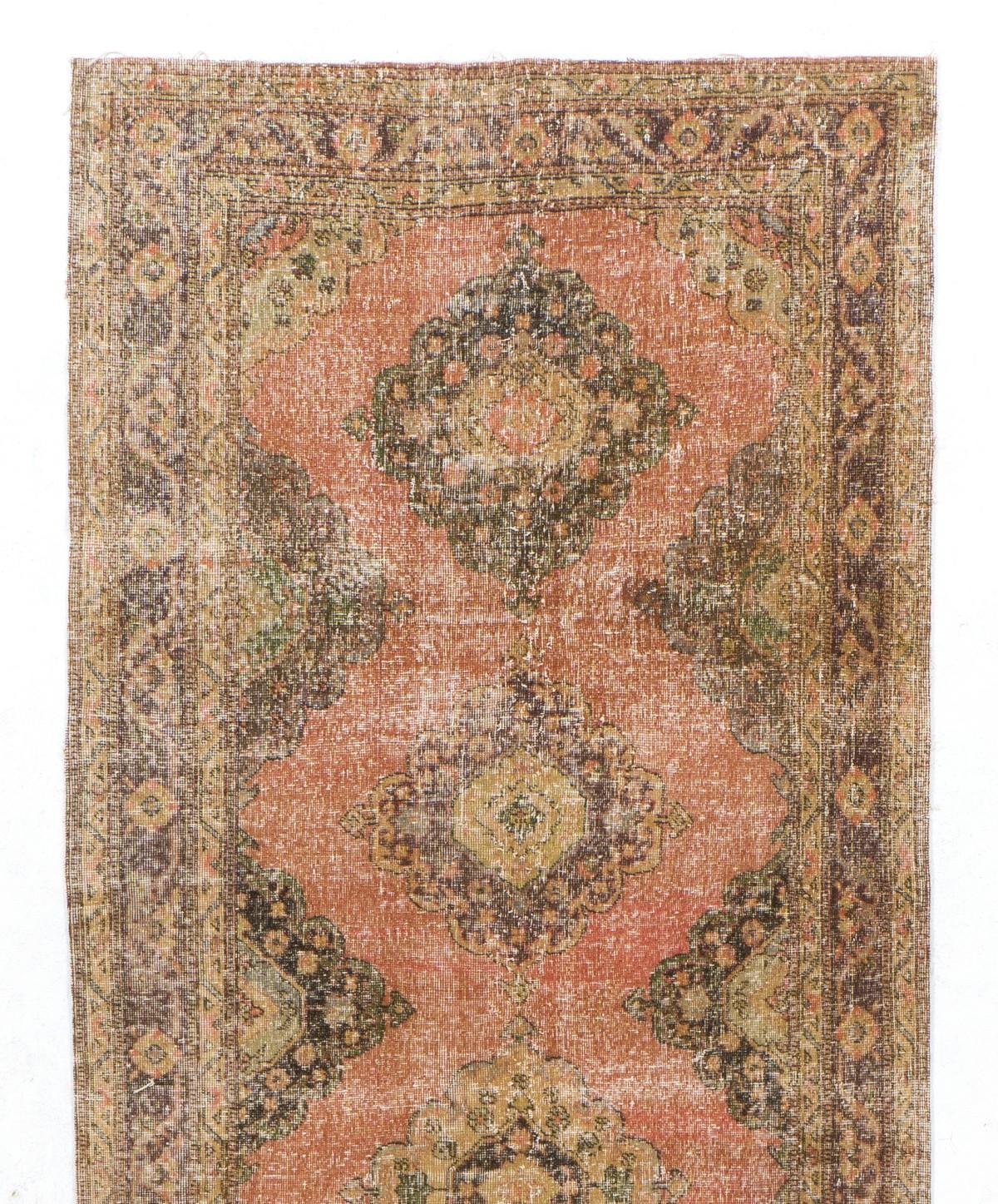 Un magnifique tapis turc vintage pour décorer un couloir. Il a été noué à la main dans les années 1960 avec une basse laine sur une base de coton et présente un motif de médaillons multiples. Elle est en très bon état, lavée par un professionnel,