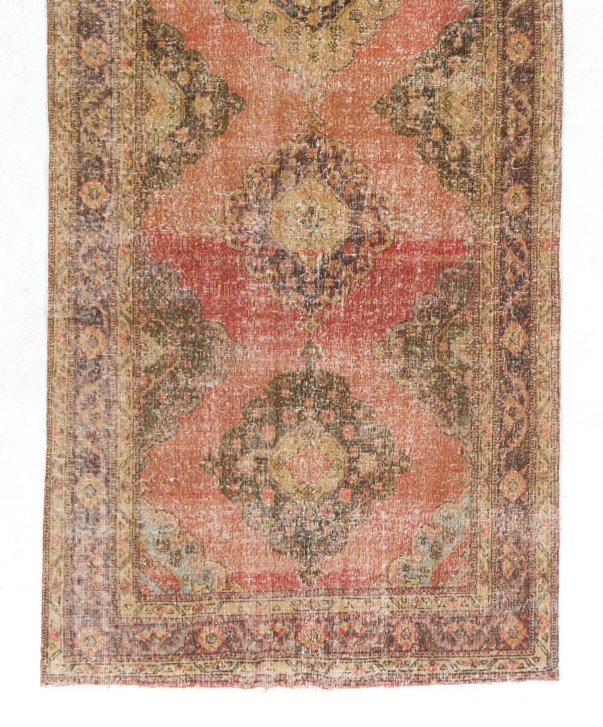 Tribal Tapis Corridor de Village d'Anatolie centrale, tapis de couloir de couloir fait à la main, années 1960 en vente