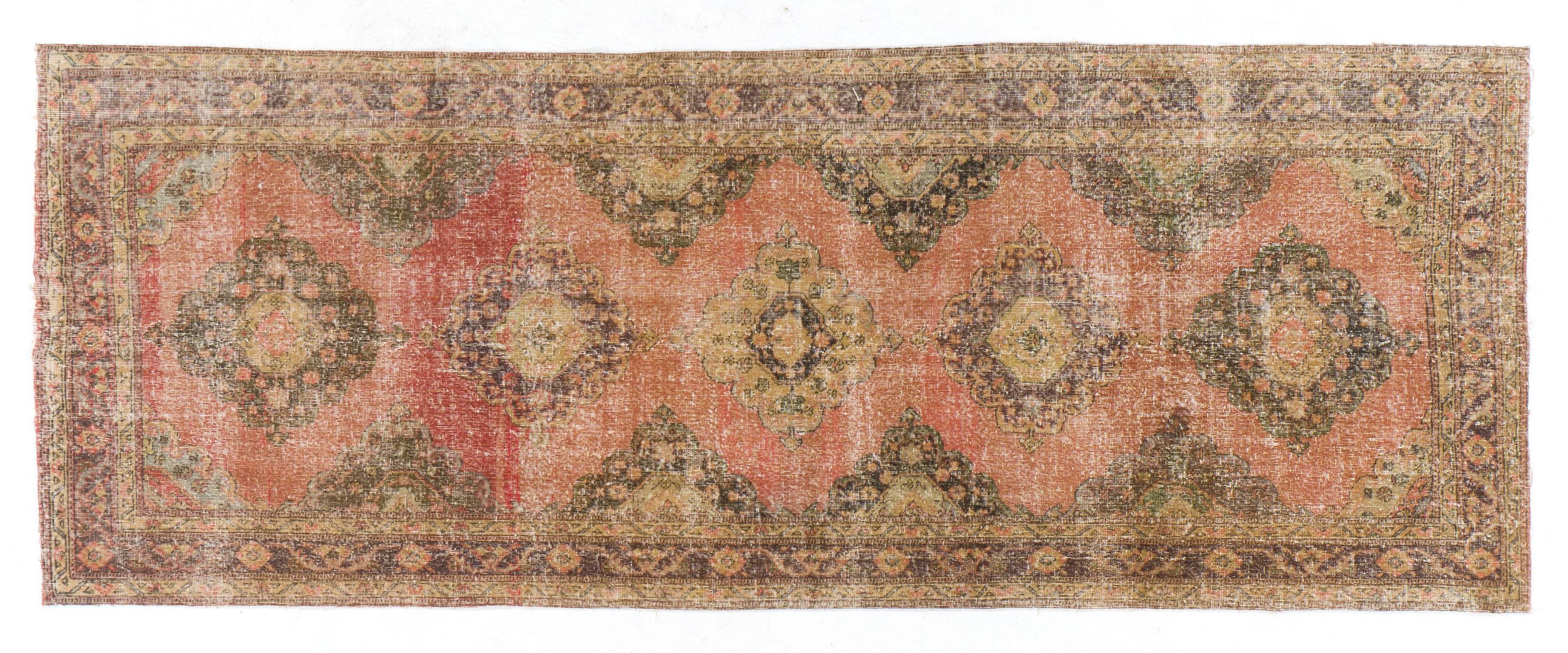 Tissé à la main Tapis Corridor de Village d'Anatolie centrale, tapis de couloir de couloir fait à la main, années 1960 en vente