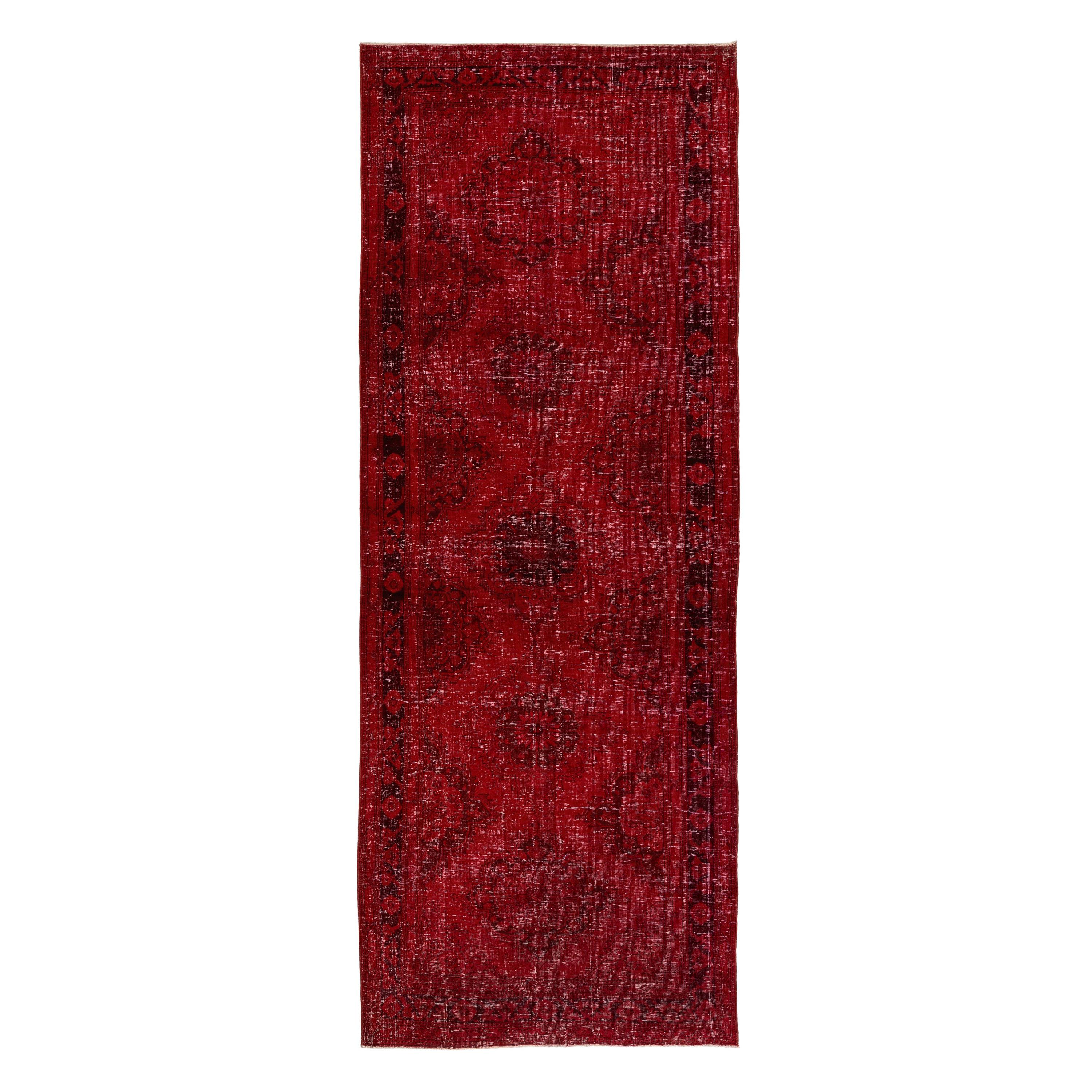 Tapis de couloir vintage en laine turque vieillie, fait à la main, surteint en rouge, 4,7x2.4 pieds