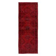 Tapis de couloir vintage en laine turque vieillie, fait à la main, surteint en rouge, 4,7x2.4 pieds