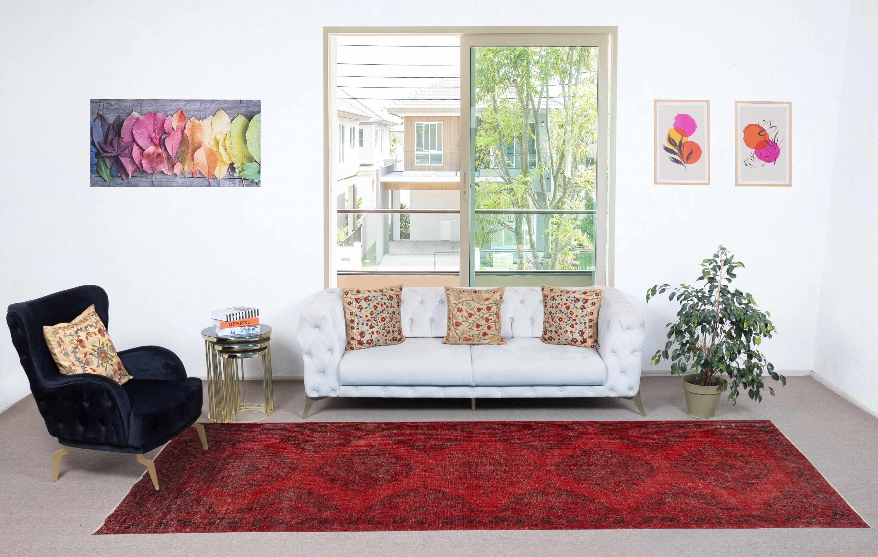 Unsere gefärbten Teppiche sind allesamt handgeknüpfte türkische Vintage-Teppiche, die in unserer Werkstatt sorgfältig restauriert und neu gestaltet wurden, damit sie zu einer breiten Palette von Einrichtungsstilen passen - von modern und