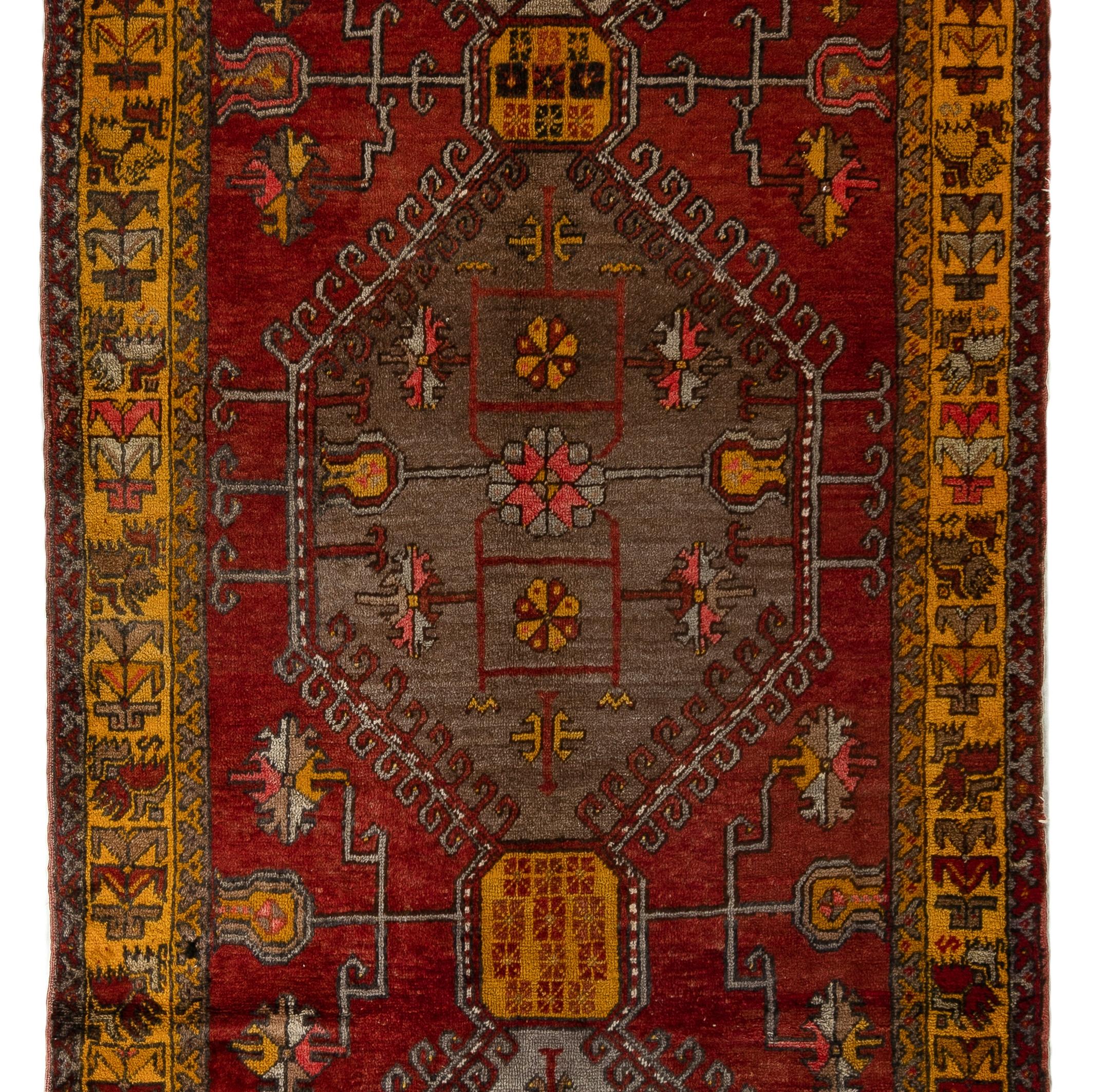 Ein mittelanatolischer Dorfteppich im Vintage-Stil mit einem prächtigen, miteinander verbundenen Medaillonmuster, das mit sorgfältig zusammengestellten Details in leuchtenden, satten Rot- und Safranfarben sowie schimmernden Grautönen und sehr hellem