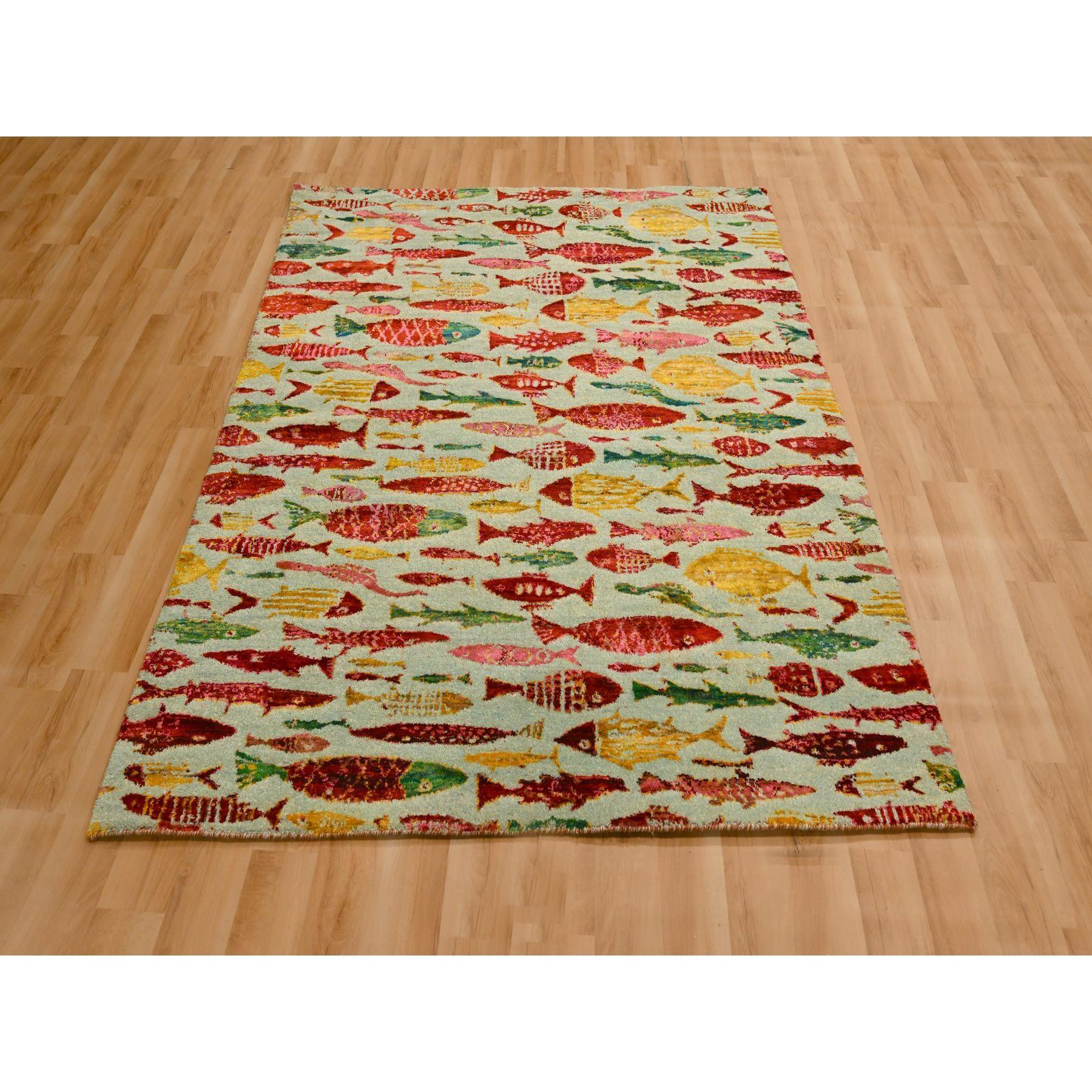 Verde Laurel con Rojo, Motivo Pez Oceánico, Lana y Seda Sari, Pelo Suave, Anudada a Mano, Alfombra Oriental
Materiales principales: Lana y seda de sari
Látex: Sin pelo 
altura: 0,25 Pulgadas
Estilo: Contemporáneo
Color principal: Rojo
Colores