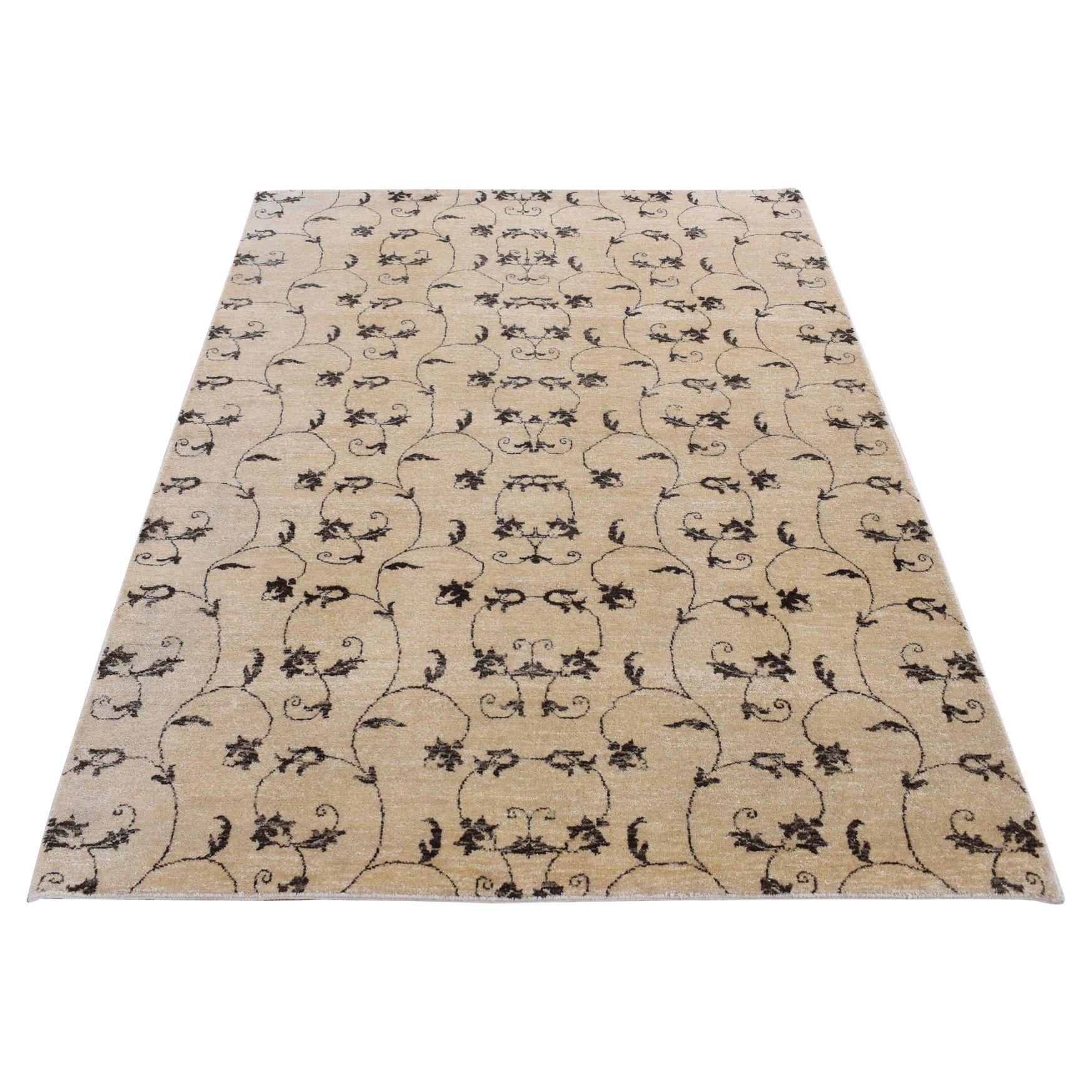 4
7 "x6
4" Beige, Scroll and Branch Design, Handgeknüpfter Orientteppich aus reiner Wolle im Angebot