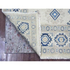 Tappeto in lana annodato a mano 4'7 "x6'5" avorio dall'aspetto vintage Kazak con elementi geometrici