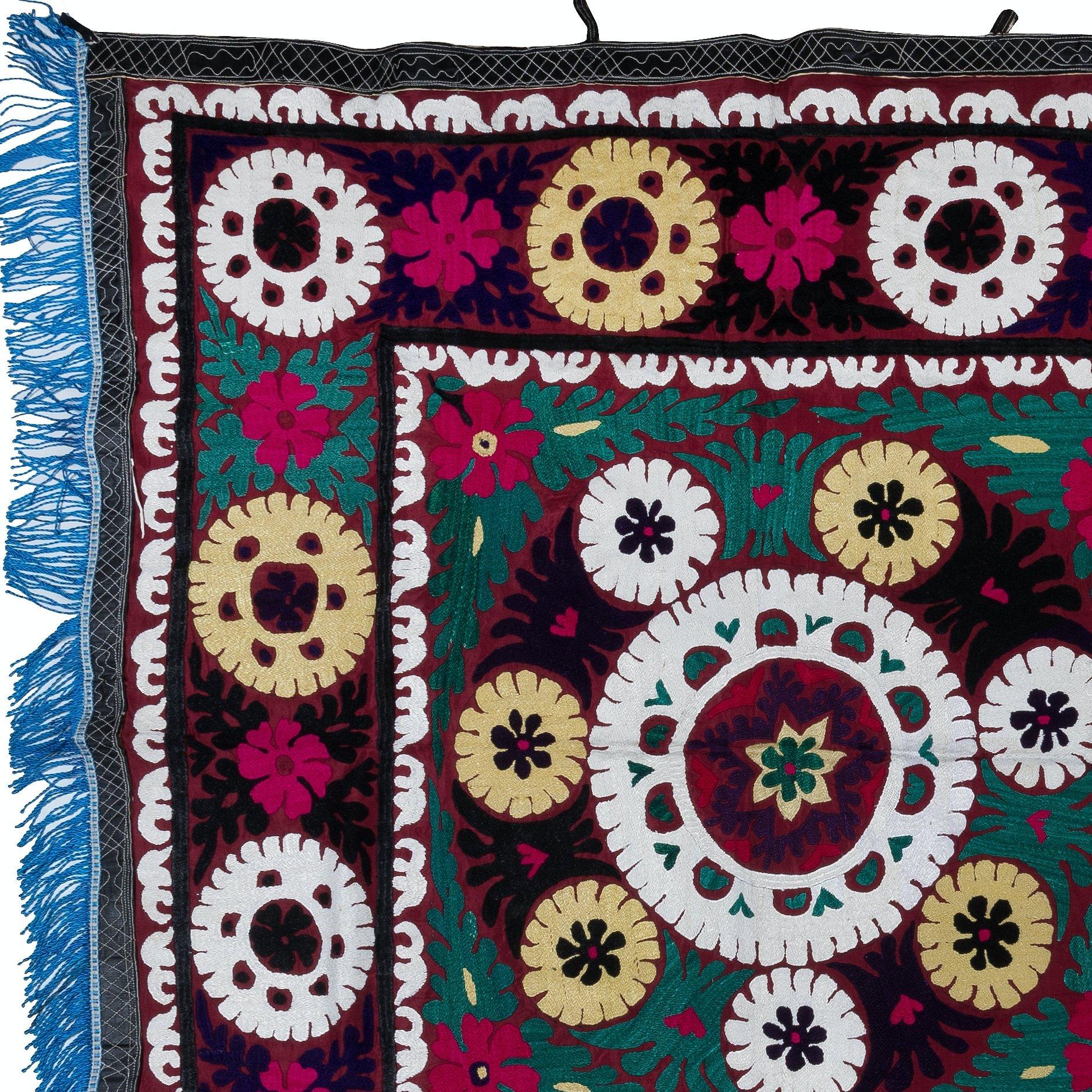 Tauchen Sie ein in die Welt der leuchtenden Farben und der aufwendigen Handwerkskunst mit unserem usbekischen Suzani Wandbehang oder Bettbezug aus handgestickter Seide. Dieses atemberaubende Stück ist perfekt, um Ihrer Einrichtung einen Hauch von