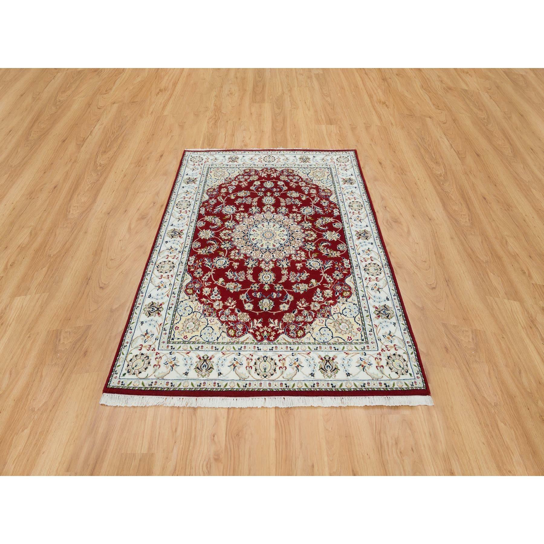 Rosso borgogna, Nain con medaglione centrale a fiori, 250 KPSI, Lana biologica, Annodato a mano, Tappeto orientale
Materiali primari: Lana
Lattice: No Pile 
altezza: 0,25 pollici
Stile: Tradizionale
Colore primario: Rosso
Colori secondari: Verde,