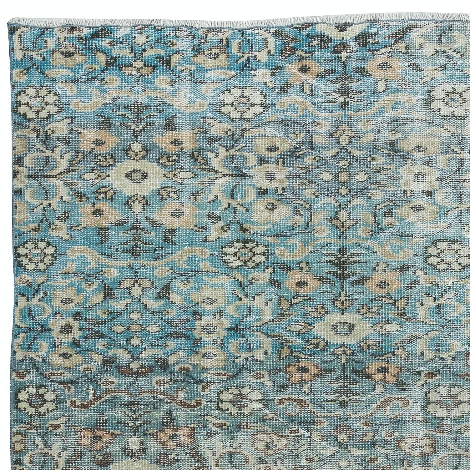 Turco Tappeto vintage unico 4.7x6.8 Ft fatto a mano con design floreale e sfondo blu in vendita