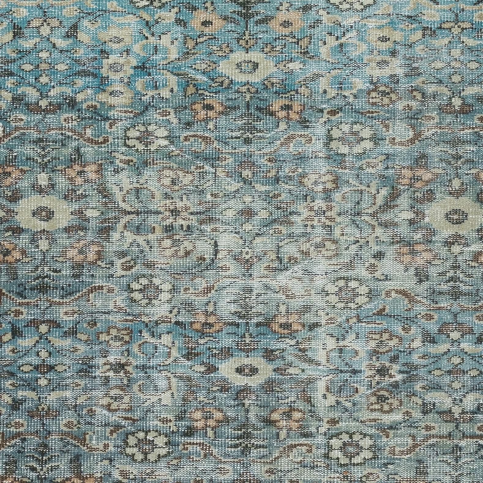 Annodato a mano Tappeto vintage unico 4.7x6.8 Ft fatto a mano con design floreale e sfondo blu in vendita
