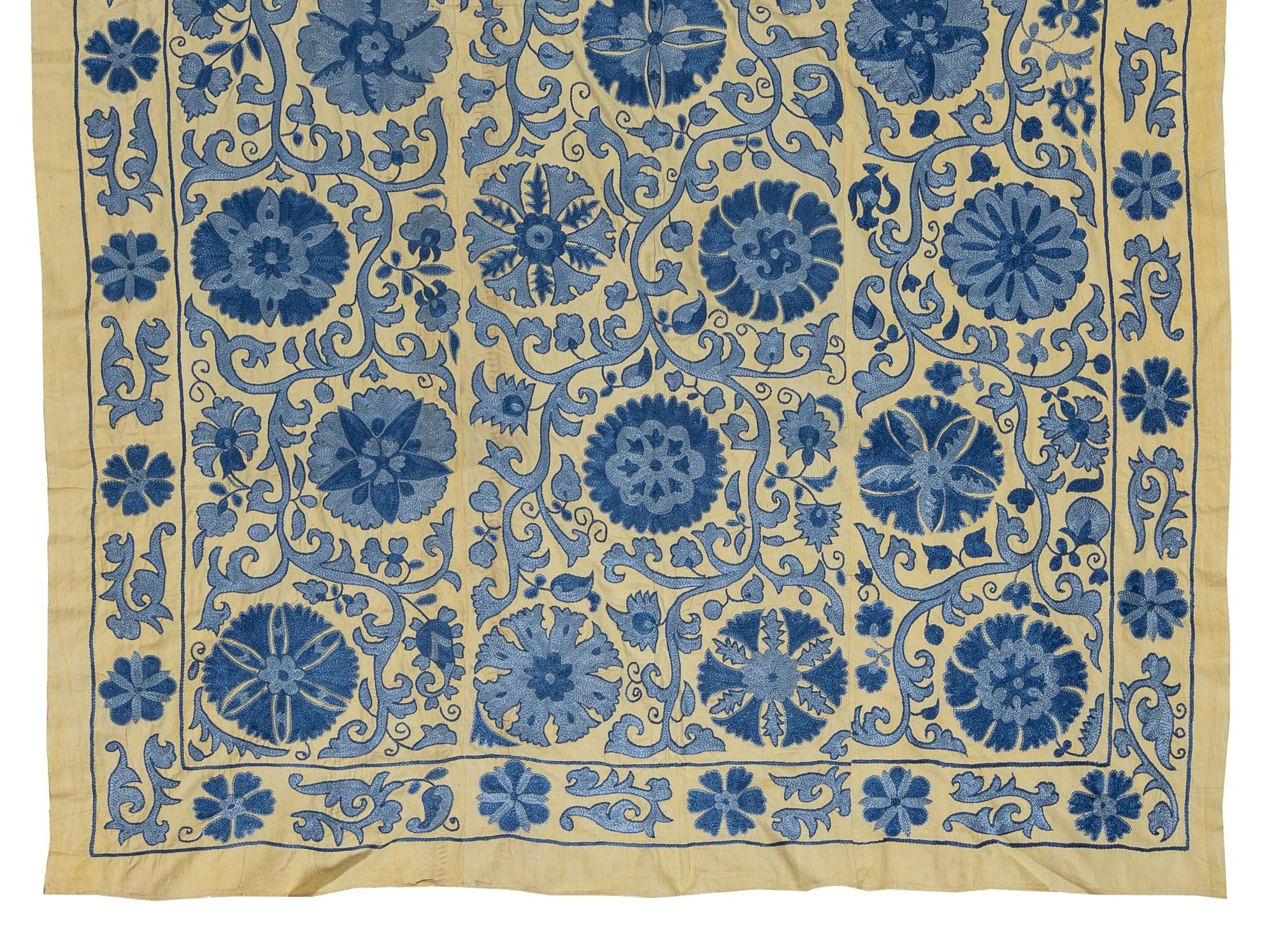 Dekorativer Wandbehang aus Suzani-Textil, bestickter Baumwolle und Seide aus Usbekistan (Usbekisch) im Angebot