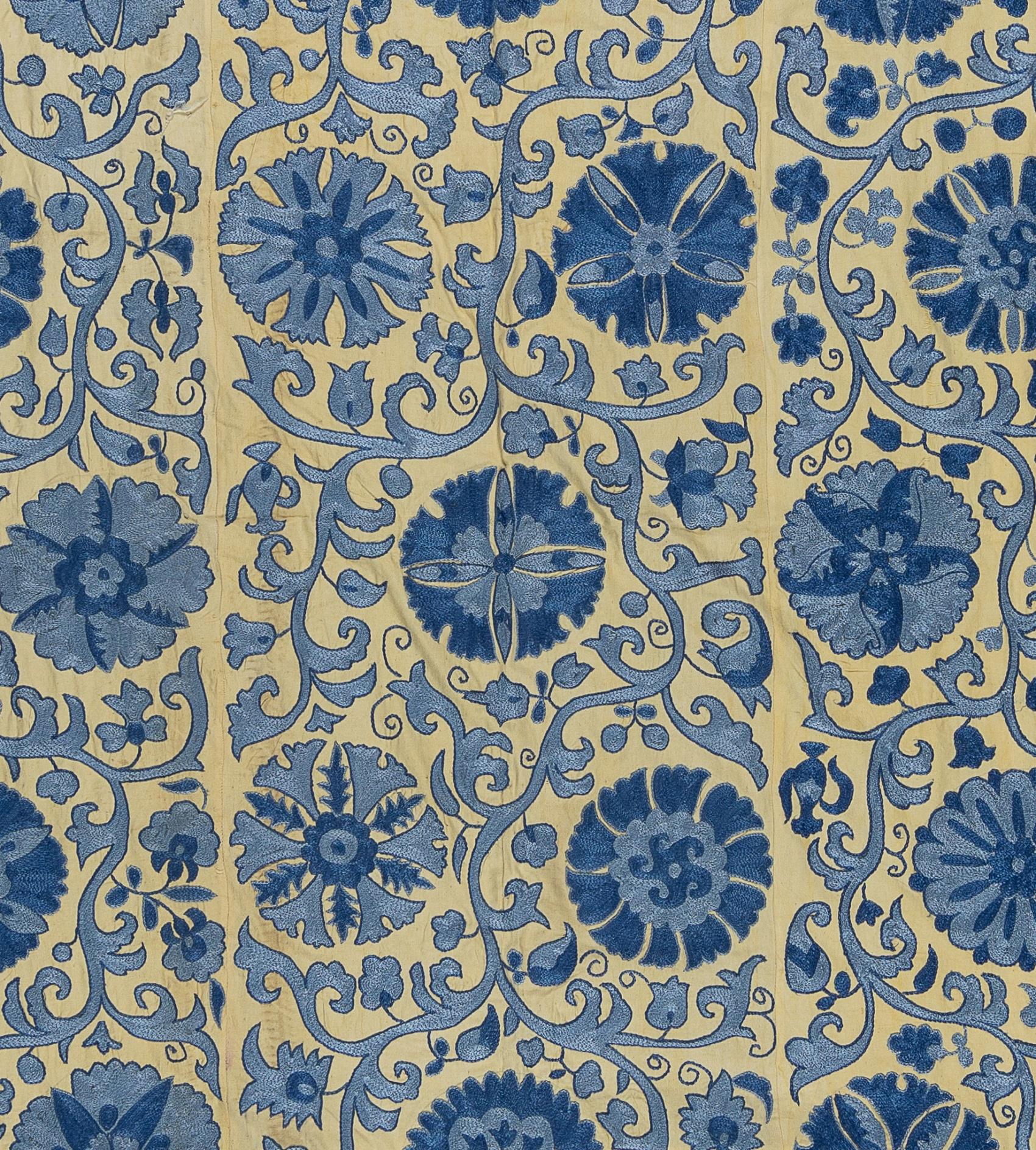 Dekorativer Wandbehang aus Suzani-Textil, bestickter Baumwolle und Seide aus Usbekistan (Bestickt) im Angebot