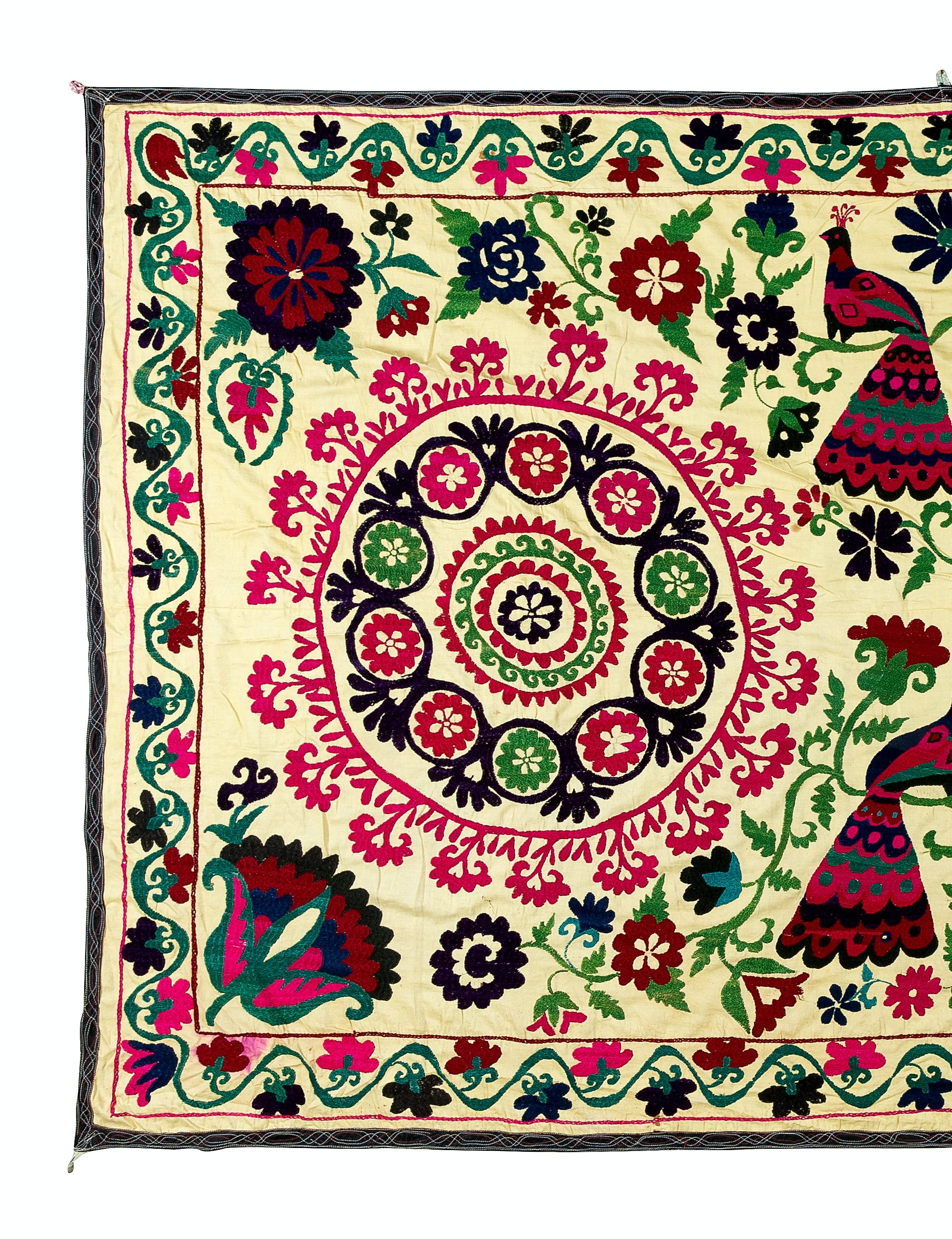 Suzani, un término de Asia Central para un tipo específico de bordado, es también el nombre más amplio de las piezas decorativas textiles enormemente populares que presentan este bordado en colores vivos con diseños florales y botánicos atrevidos y